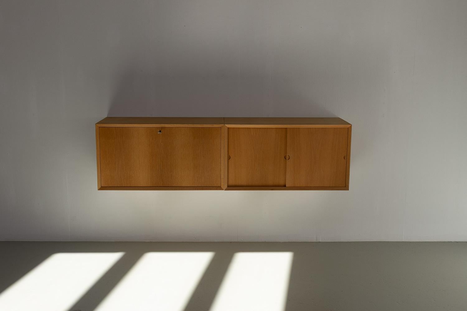 Danish Modern Oak Floating Sideboard by Poul Cadovius for Cado 1960s.

Scandinavian Mid-Century Modern 2 bay wall unit model Cado with back panels. This is a original vintage floating cabinets designed by Danish architect Poul Cadovius. 
Cadovius