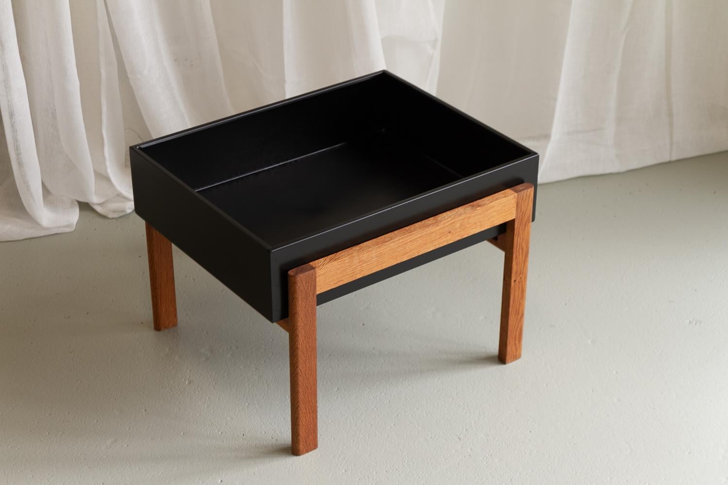Danish Modern Oak Planter, 1960s.

Scandinavian Mid-Century Modern minimalist planter with oak frame and black lacquered metal flower box.

The metal container has been repainted in black satin finish. The wooden frame has been cleaned and polished.