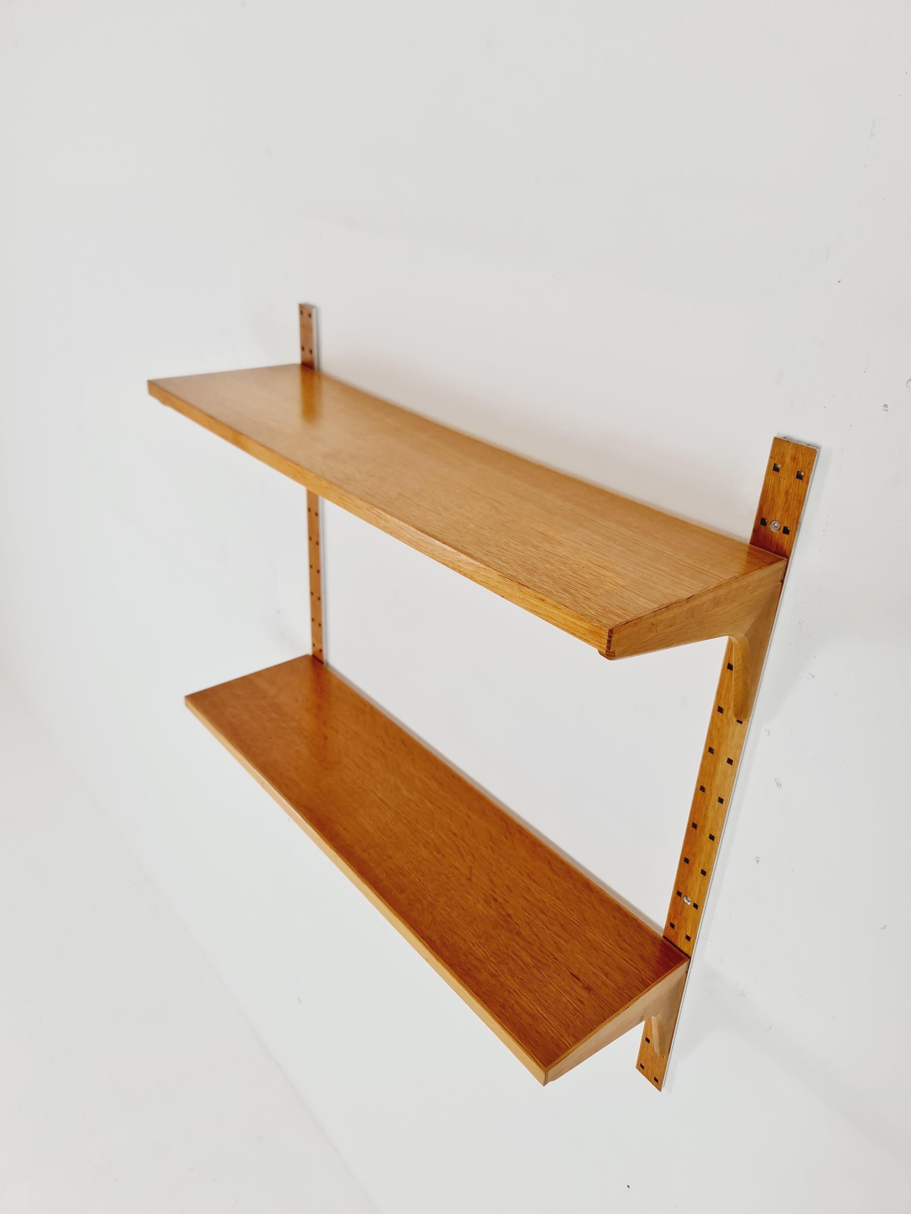 Sistema modulare danese moderno di scaffali in Oak di Hansen & Guldborg Mobler, Danimarca, anni '60


Design danese di H.G. Møbler

Anno di progettazione: 1960s

Dimensioni: :  22   D. A. 79  L x 80 H. cm 

È in ottime condizioni, tuttavia, come per