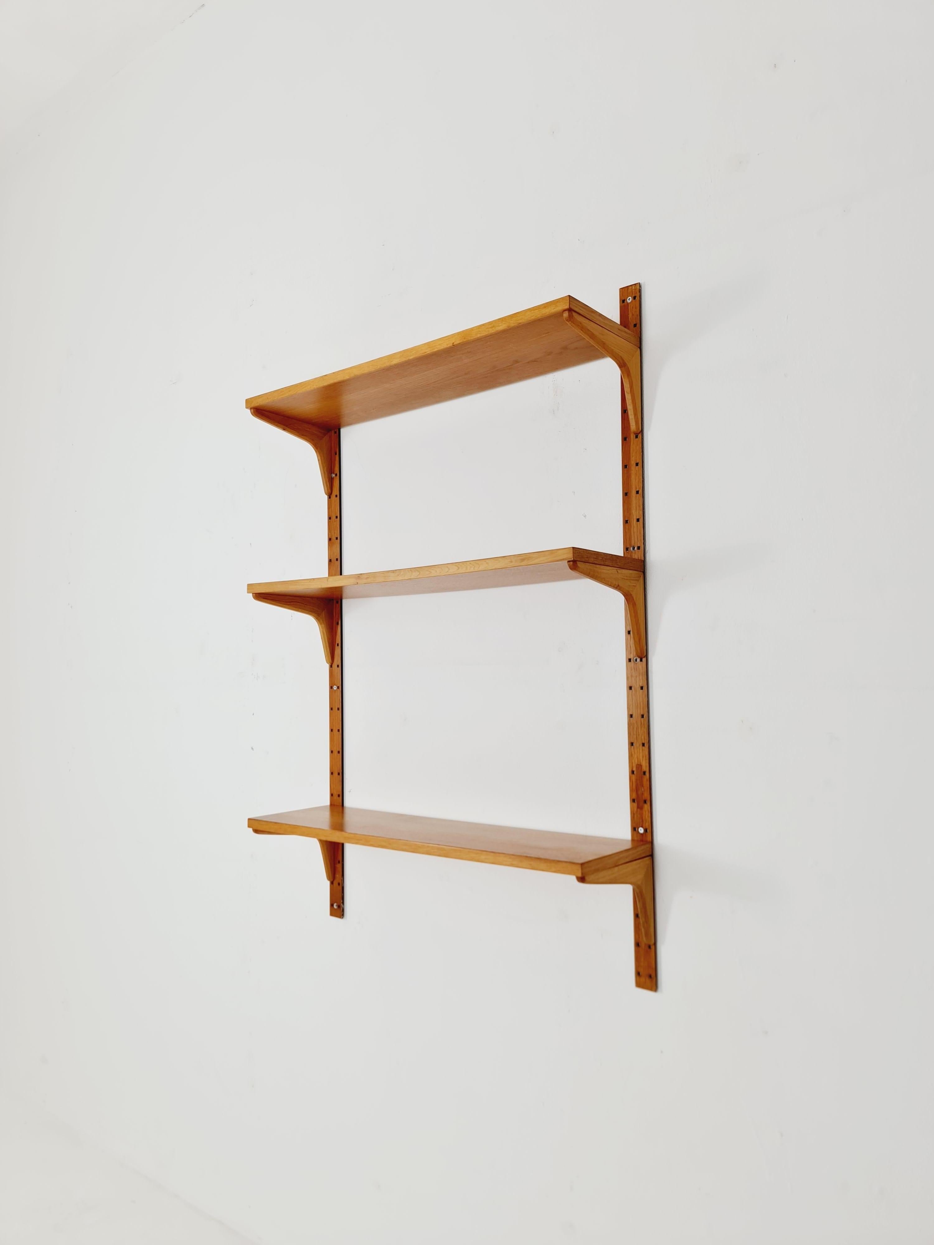 Sistema modulare danese moderno di scaffali in Oak di Hansen & Guldborg Mobler, Danimarca, anni '60


Design danese di H.G. Møbler

Anno di progettazione: 1960s

Dimensioni: :  22   D. A. 79  L x 119 H. cm 

È in ottime condizioni, tuttavia, come