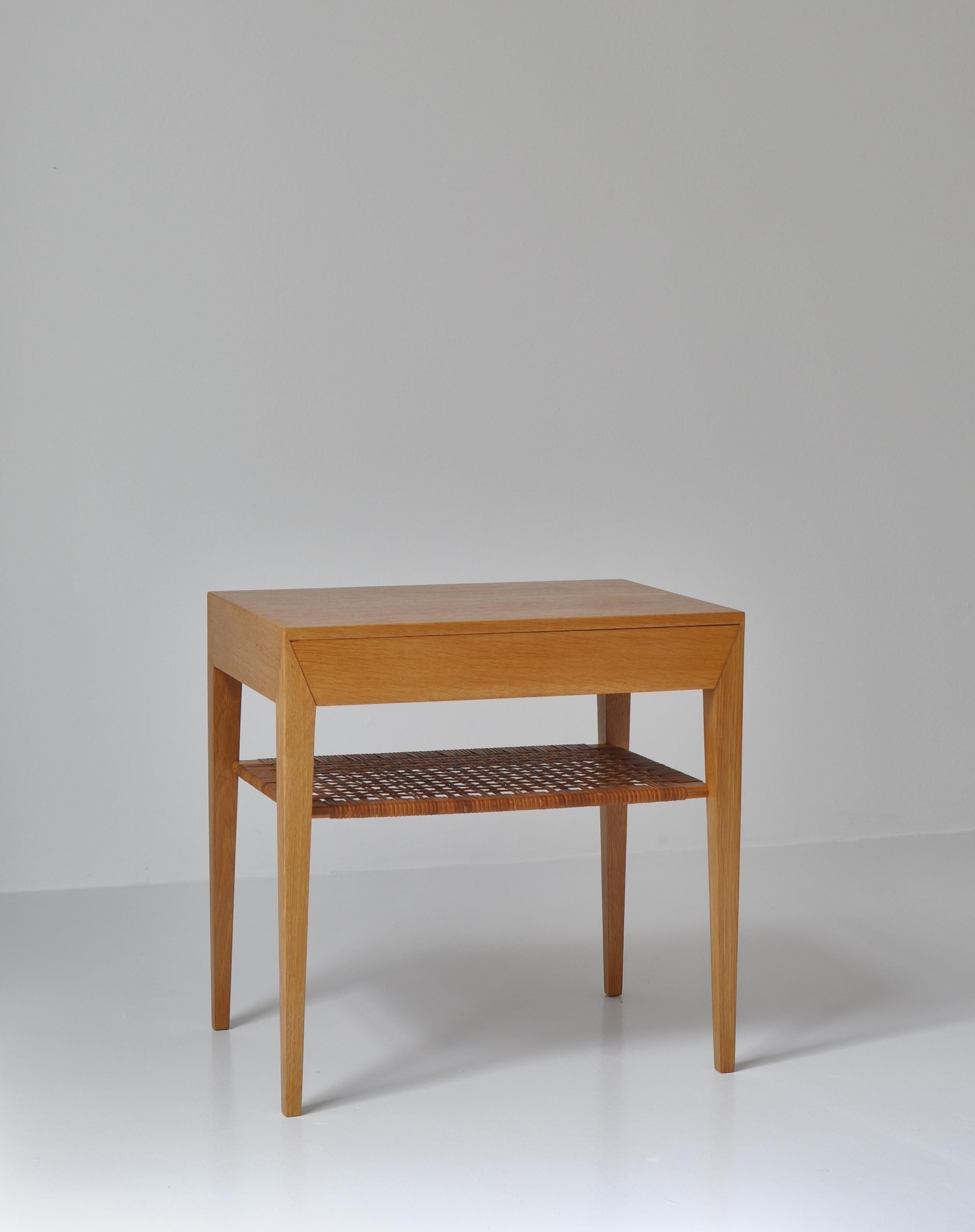 Mid-20th Century Danish Modern Oak Side Table with Shelf in Rattan Cane by Severin Hansen, 1950s