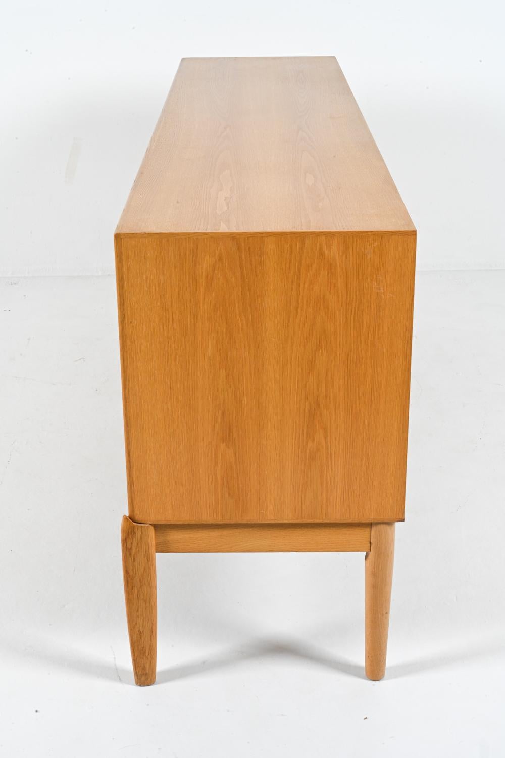 Aparador moderno danés de roble de H.W. Klein, alrededor de 1980 en venta 4