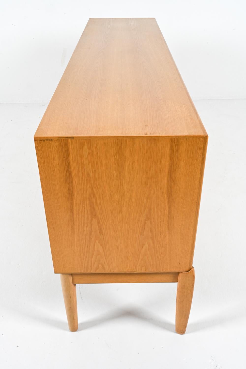 Aparador moderno danés de roble de H.W. Klein, alrededor de 1980 en venta 8