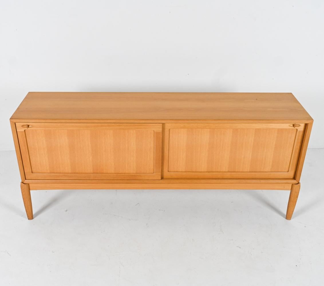 Fabricado en Dinamarca en los años 80 para Bramin Mobler, este aparador de roble encarna la elegancia atemporal y la funcionalidad que definen el diseño escandinavo.

H.W. Klein, renombrado diseñador danés, es conocido por su simetría, su artesanía