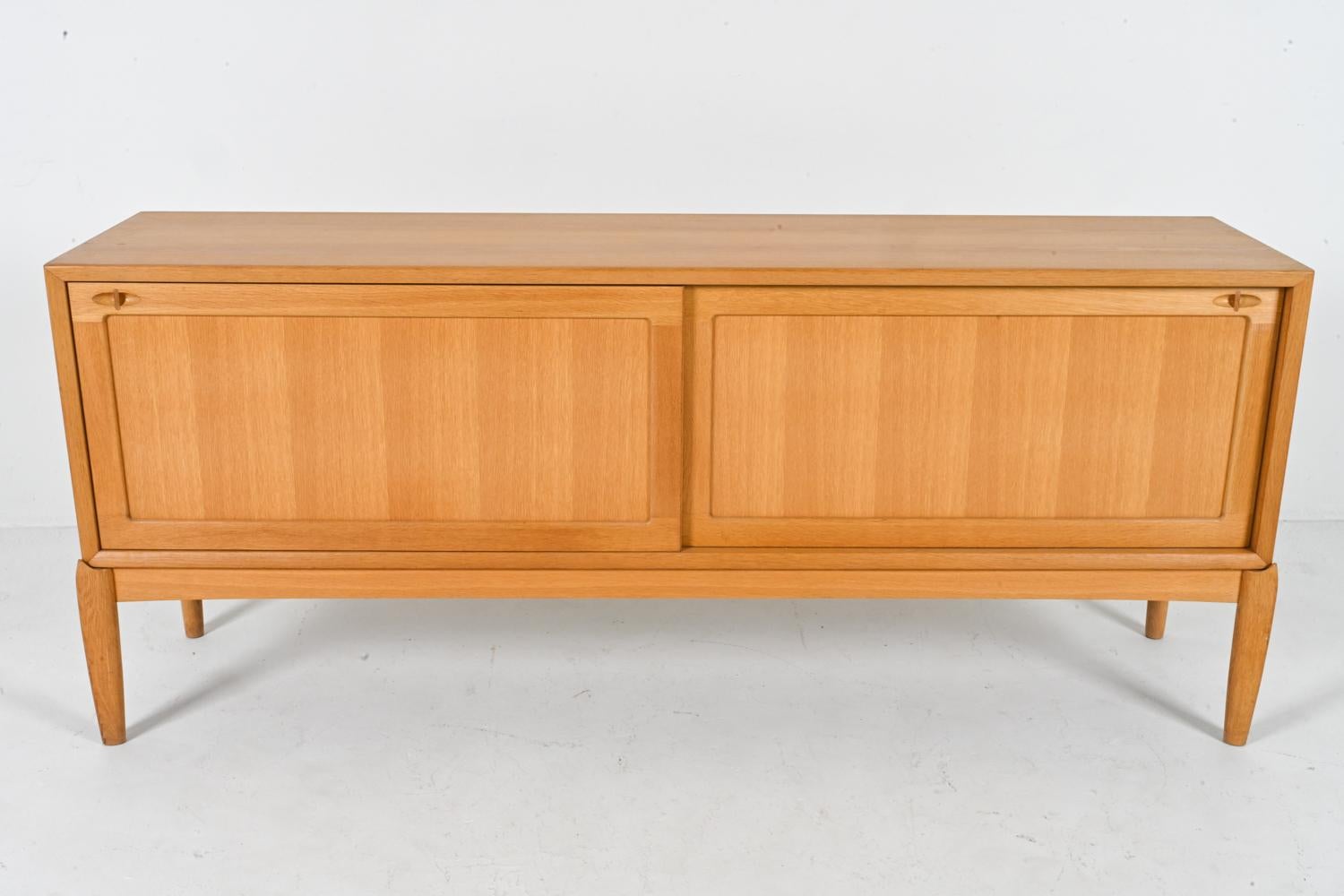 Aparador moderno danés de roble de H.W. Klein, alrededor de 1980 Moderno de mediados de siglo en venta