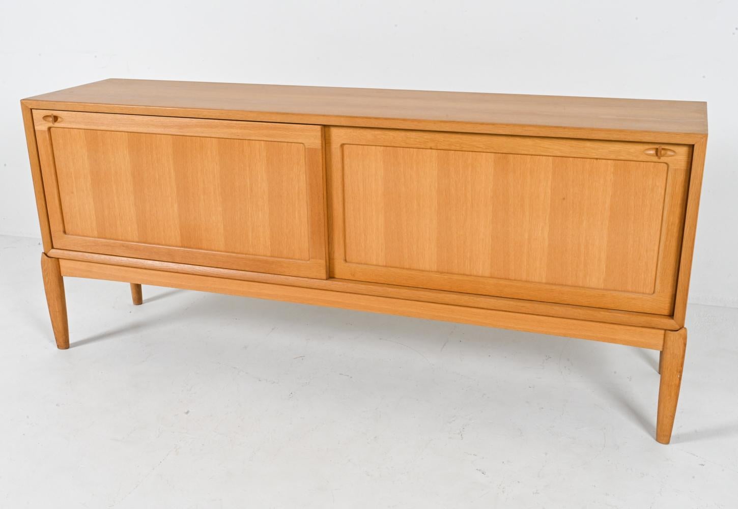 Aparador moderno danés de roble de H.W. Klein, alrededor de 1980 en Bueno estado para la venta en Norwalk, CT