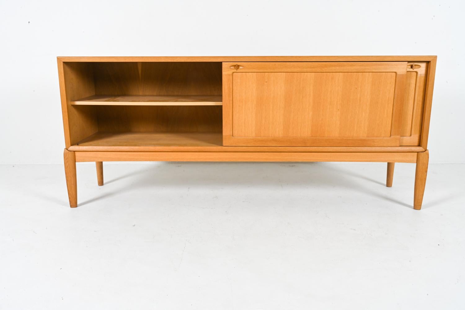 Aparador moderno danés de roble de H.W. Klein, alrededor de 1980 Roble en venta
