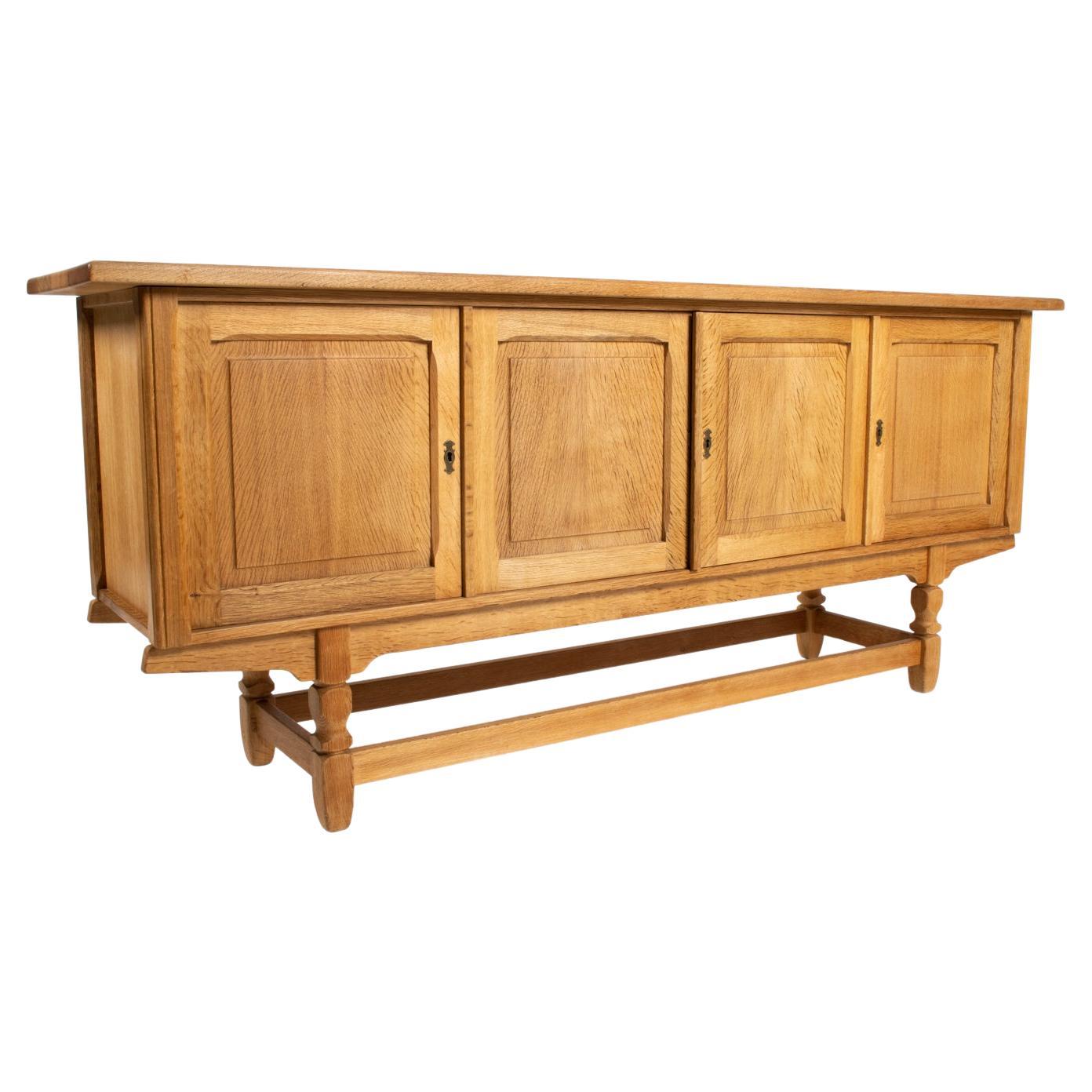 Modernes dänisches Sideboard aus Eiche in der Art von Henning Kjærnulf