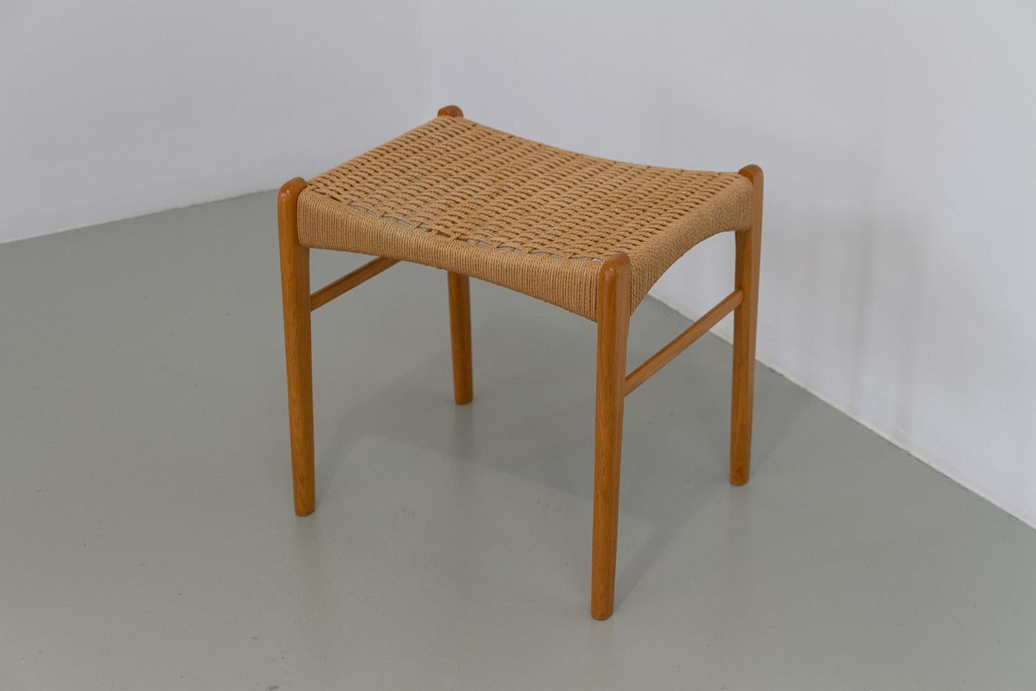 Moderner dänischer Hocker aus Eichenholz und Papierkordeln von Peder Kristensen für Glyngøre Stolefabrik, 1960er Jahre.
Dänischer Mid-Century Modern Fußhocker aus massiver Eiche mit geflochtener dänischer Papierkordel als Sitz Modell Nr. 85.