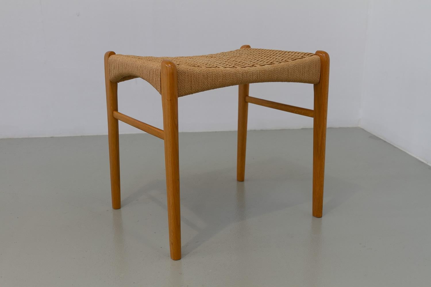 Dänischer moderner Eichenhocker von Peder Kristensen für Glyngøre Stolefabrik, 1960er Jahre. (Papierkordel) im Angebot