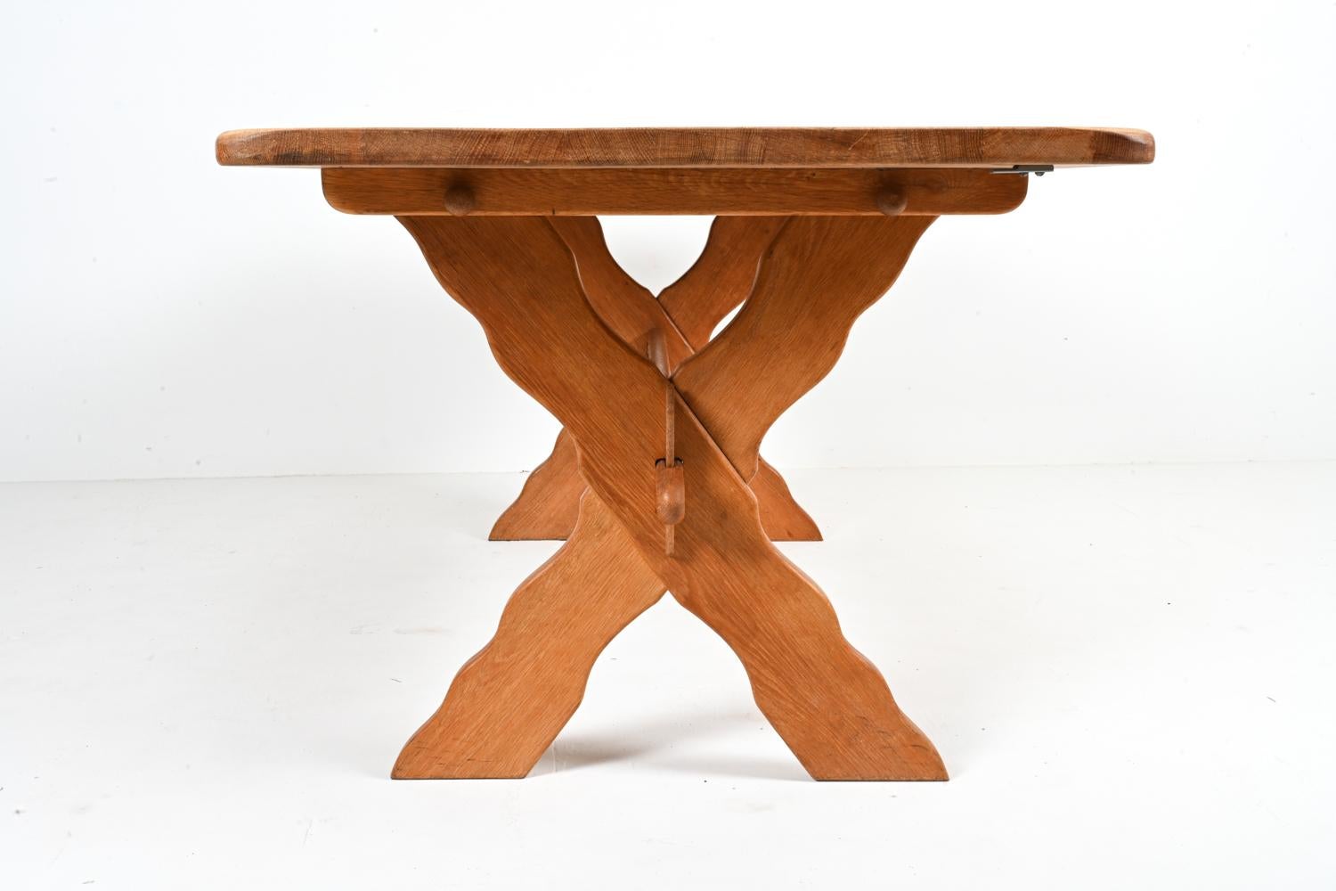 Table de salle à manger à tréteaux en chêne moderne danois attribuée à Henning Kjærnulf en vente 8