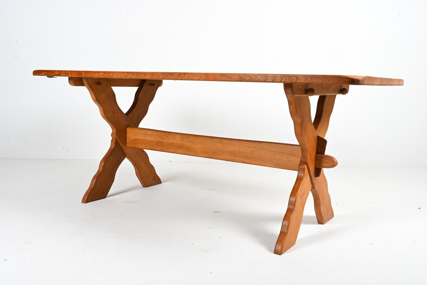 Scandinave moderne Table de salle à manger à tréteaux en chêne moderne danois attribuée à Henning Kjærnulf en vente