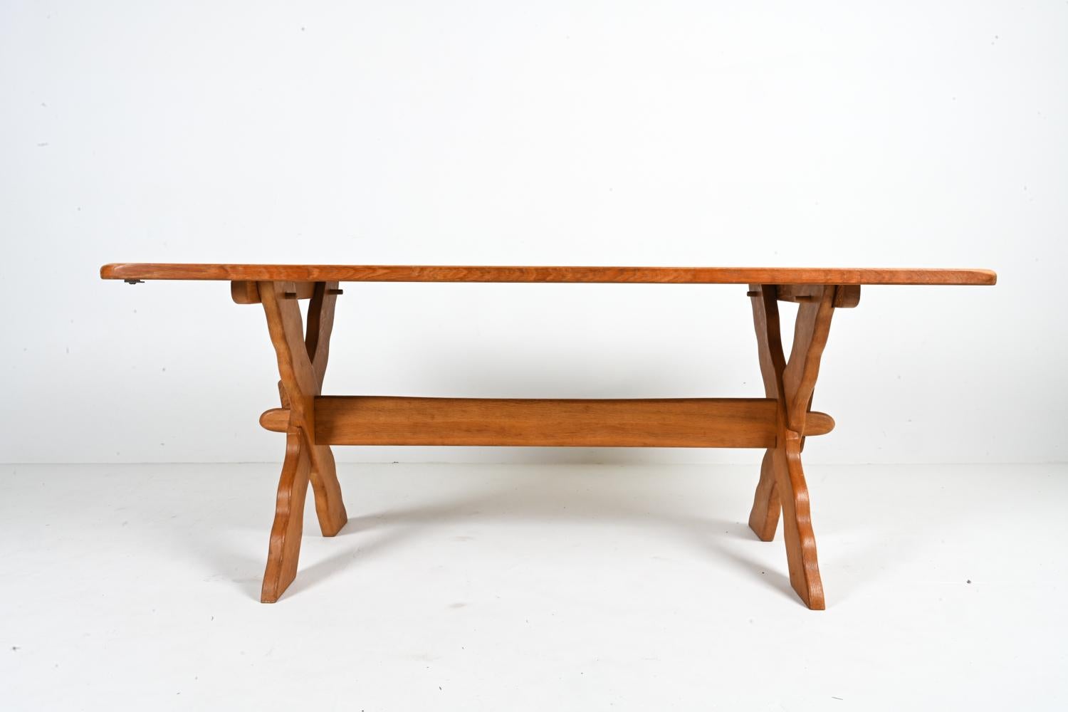 Table de salle à manger à tréteaux en chêne moderne danois attribuée à Henning Kjærnulf Bon état - En vente à Norwalk, CT