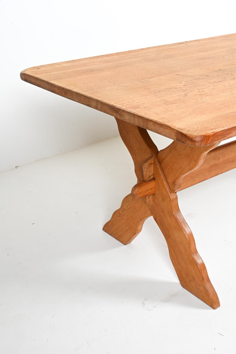 Chêne Table de salle à manger à tréteaux en chêne moderne danois attribuée à Henning Kjærnulf en vente