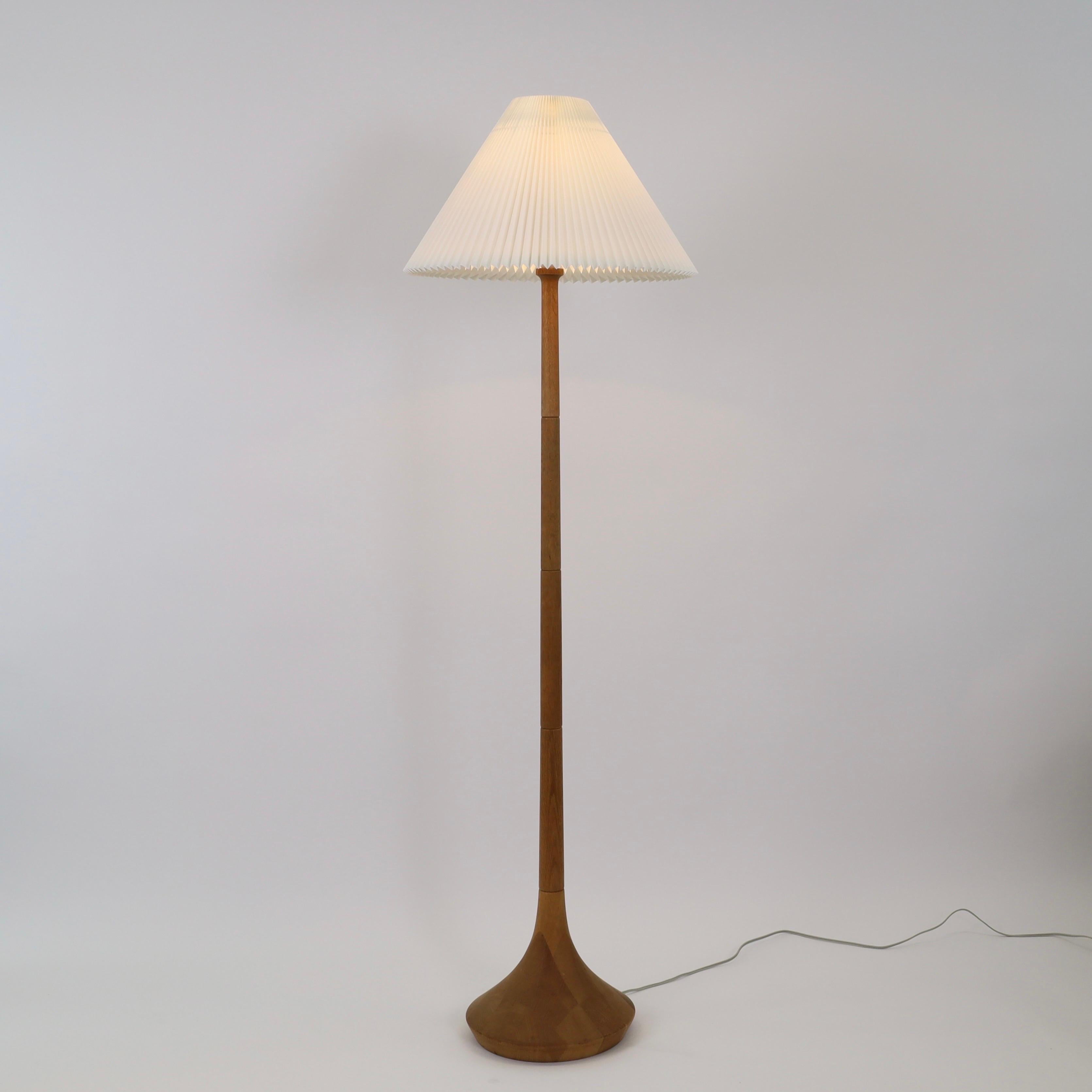 Danish Modern oak wood floor lamp by Lisbeth Brams, 1960s, Denmark For Sale 6
