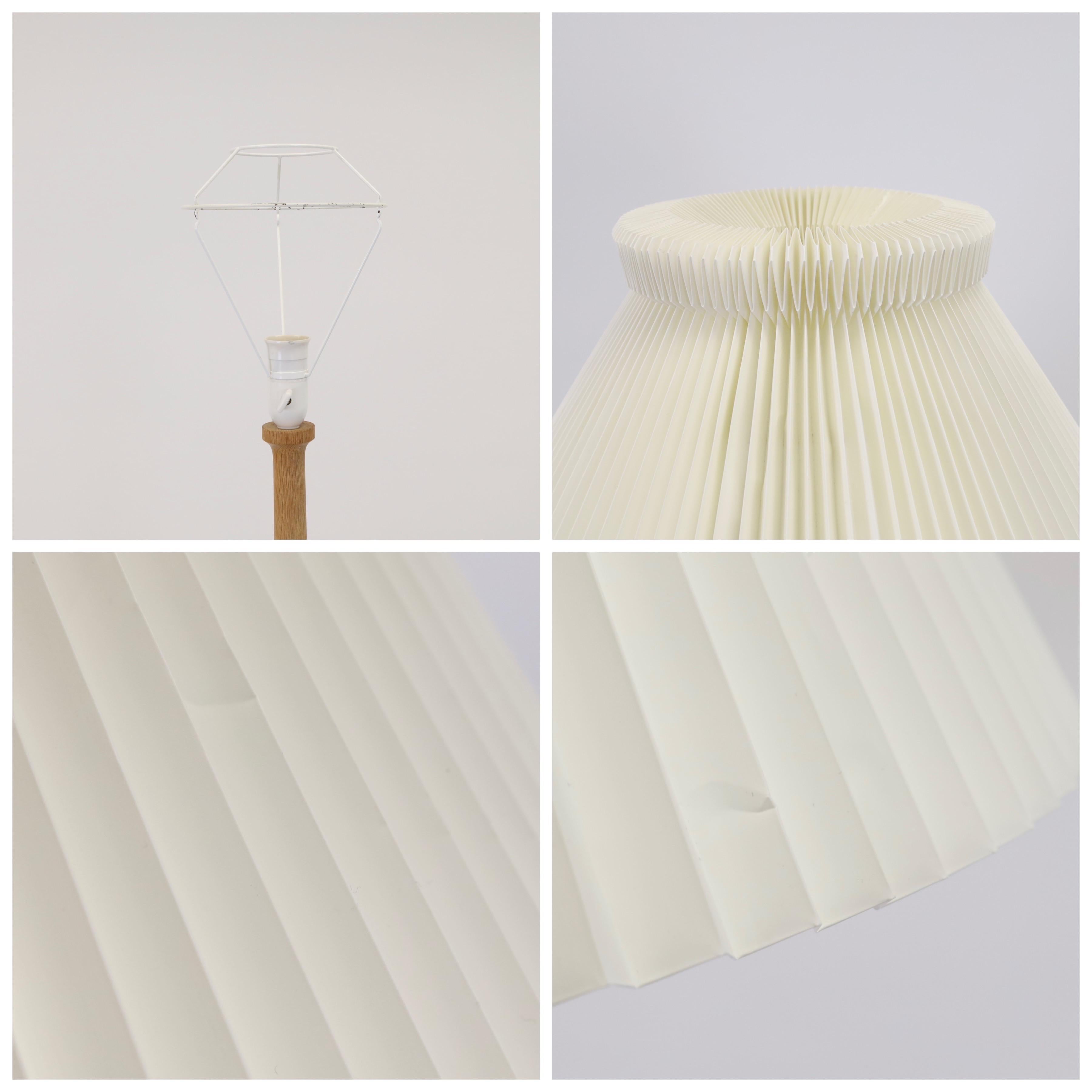 Oak wood floor lamp designed by Lisbeth Brams for Brdr. Krüger in the 1960s with a shade by Le Klint. A modern piece by the Danish designer and example of her extraordinary ability to make timeless lamps. 

* An oak wood floor lamp with a white