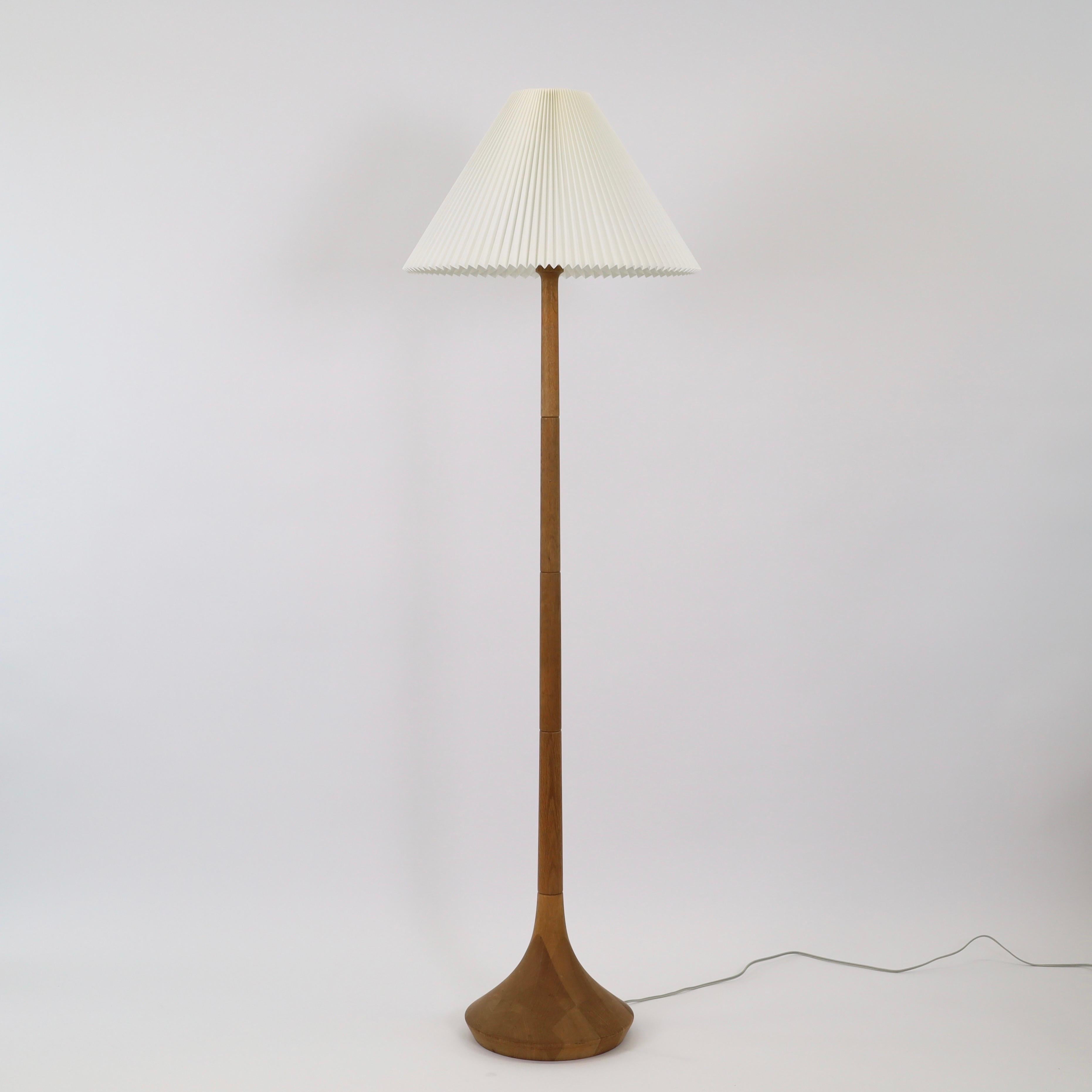 Stehleuchte aus Eichenholz, entworfen von Lisbeth Brams für Brdr. Krüger in den 1960er Jahren mit einem Lampenschirm von Le Klint. Ein modernes Stück der dänischen Designerin und Beispiel für ihre außergewöhnliche Fähigkeit, zeitlose Lampen zu