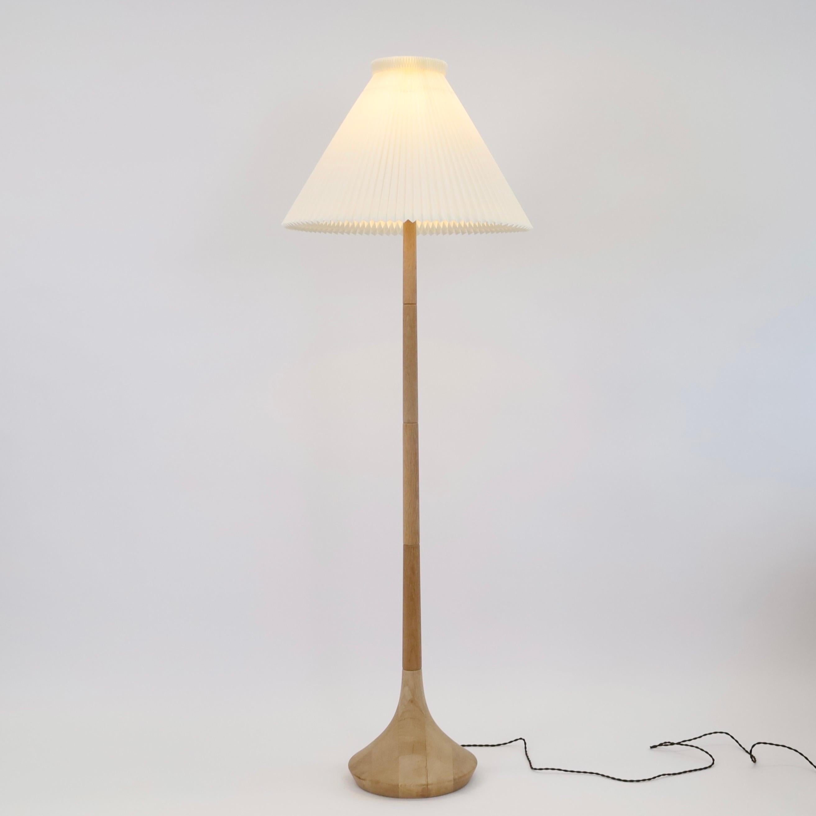 Lampada da terra moderna danese in legno di Oak di Lisbeth Brams, 1960, Danimarca in vendita 1