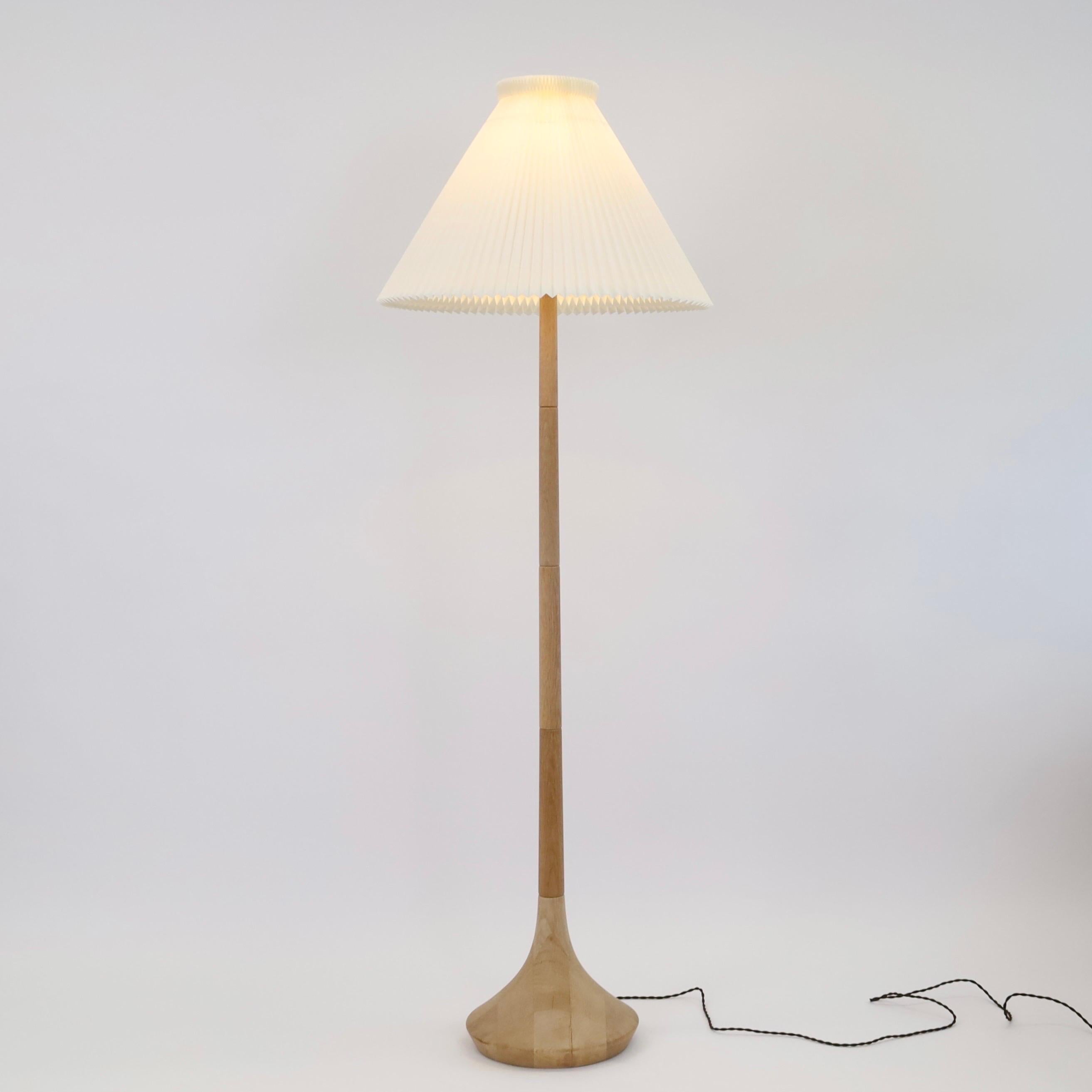 Danish Modern oak wood floor lamp by Lisbeth Brams, 1960s, Denmark For Sale 3