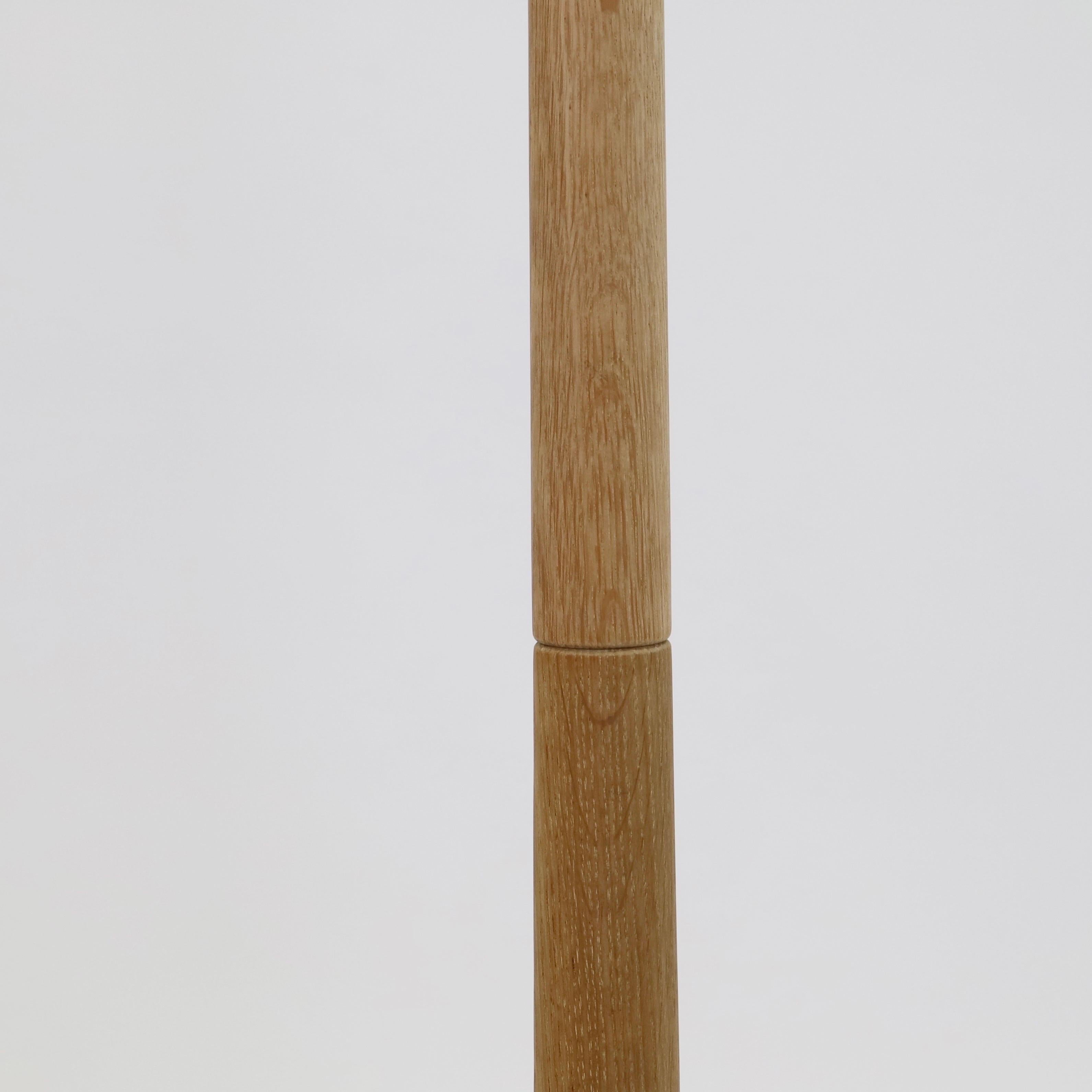 Lampadaire moderne danois en bois de chêne par Lisbeth Brams, années 1960, Danemark en vente 2