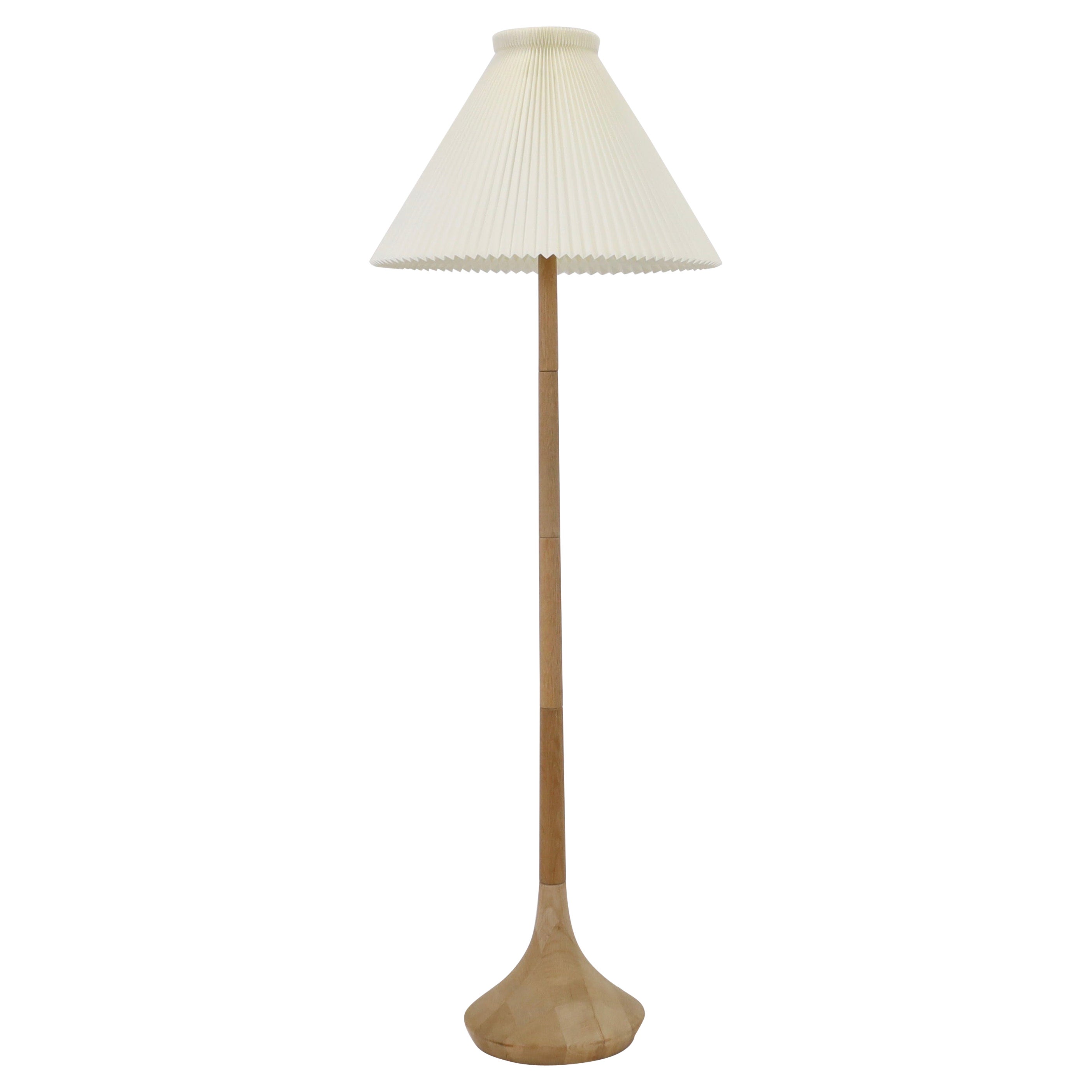 Lámpara de pie moderna danesa de madera de roble de Lisbeth Brams, años 60, Dinamarca