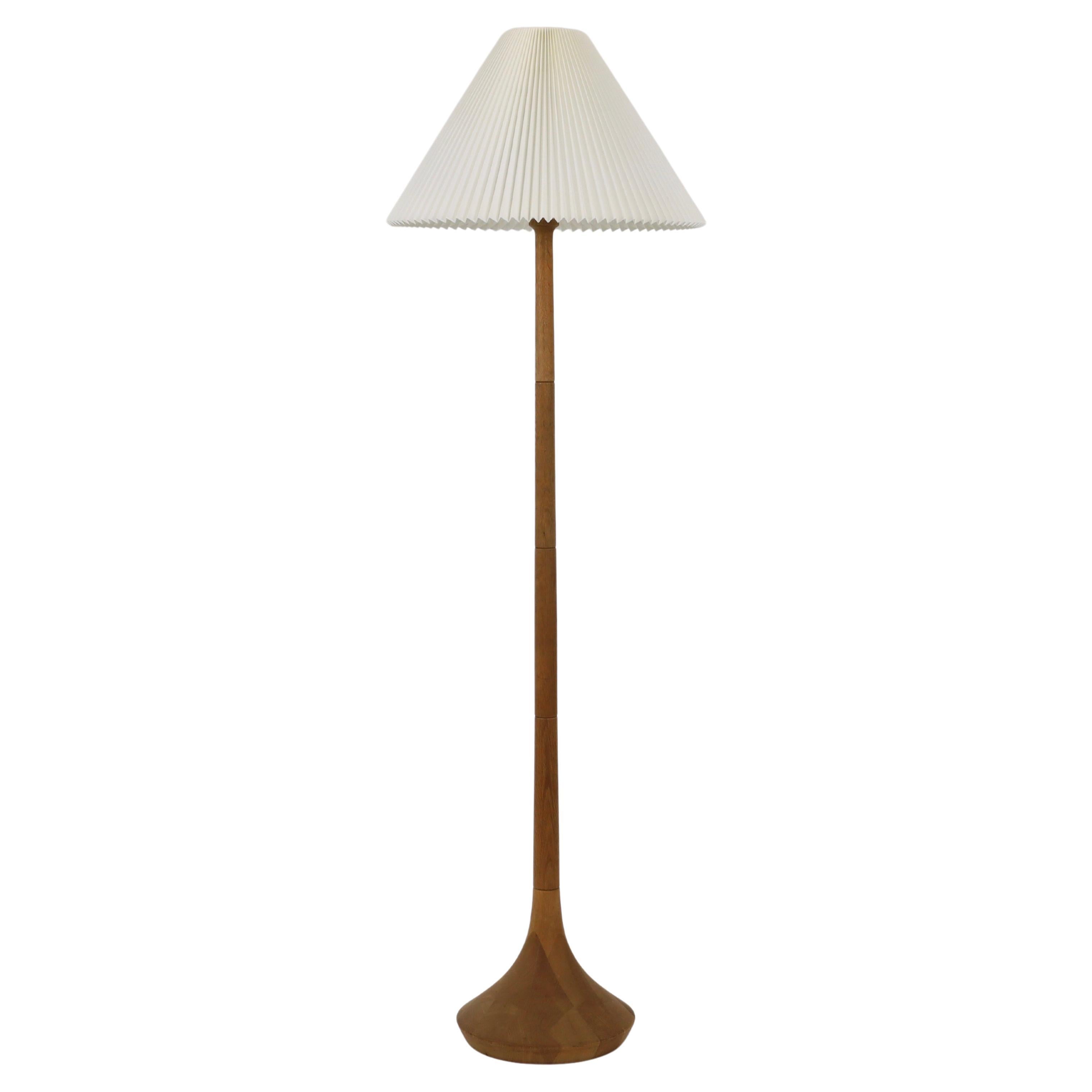 Lampadaire moderne danois en bois de chêne par Lisbeth Brams, années 1960, Danemark en vente