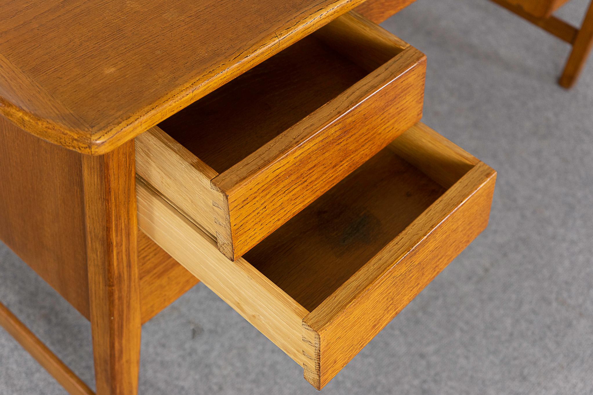 Danish Modern Oak Writing Desk In Good Condition For Sale In VANCOUVER, CA