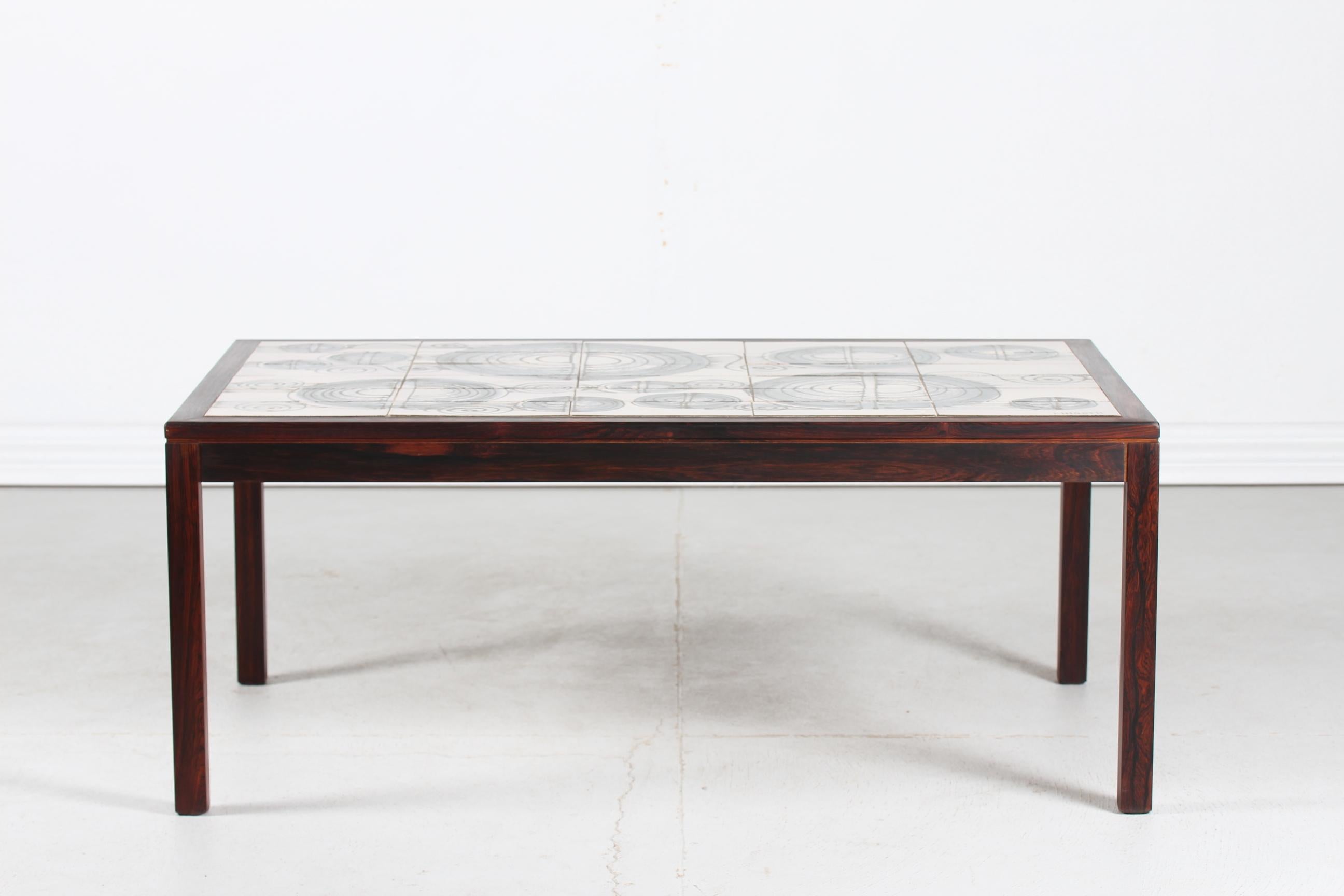 Mid-Century Modern Table basse oblongue danoise moderne avec carreaux en céramique de L. Hjorth, années 1960 en vente