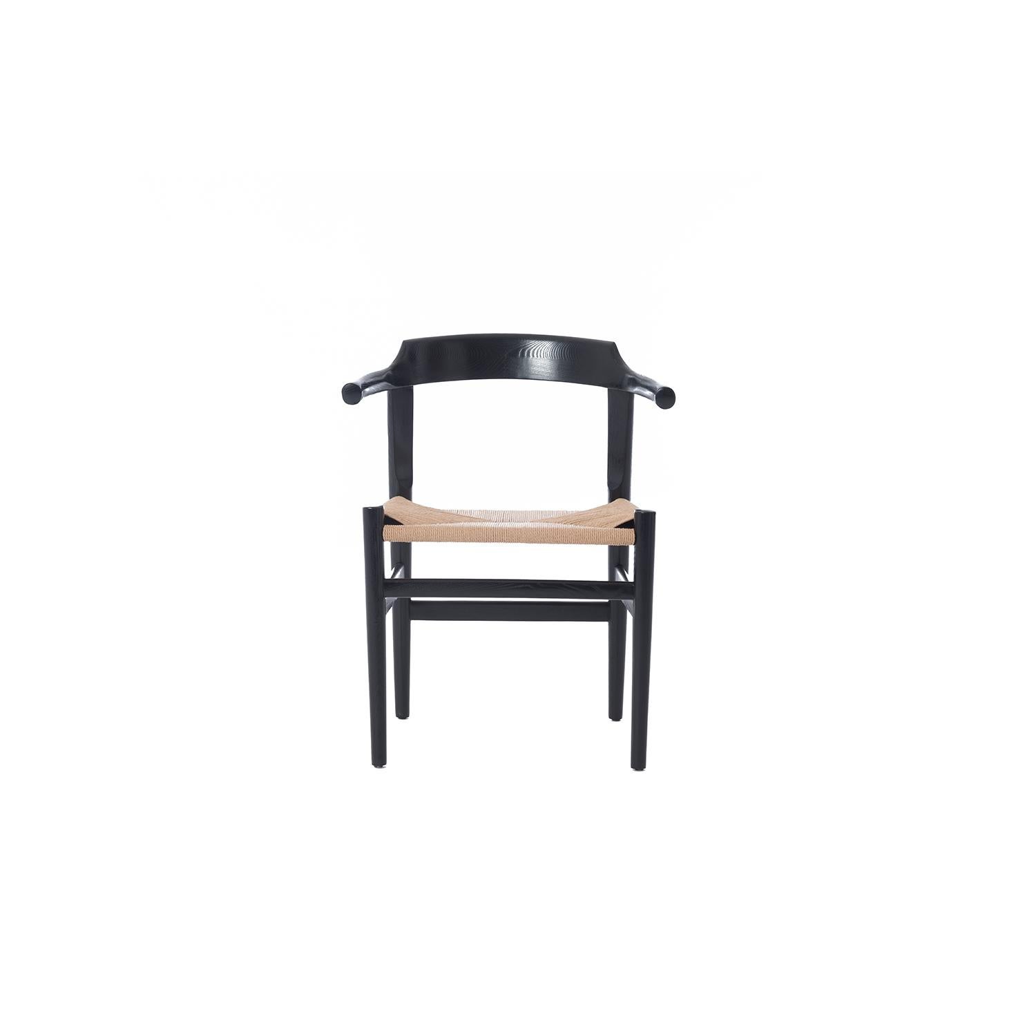 Dieser auffällige kleine Beistellstuhl hat einen neuen Sitz aus dänischem Kord. Der Rahmen ist aus gebeizter Eiche mit einem Hauch von Hochglanz.

Die professionelle und fachgerechte Restaurierung von Möbeln ist ein fester Bestandteil unserer