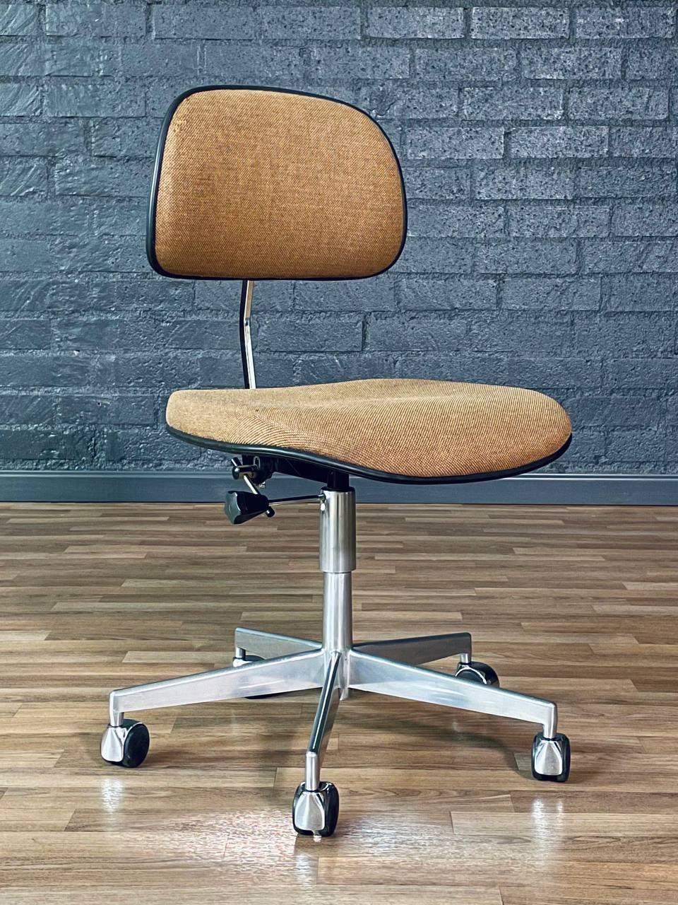 Condition: Original Vintage Condition
Designer: Jorgen Rasmussen
Manufacturer: Labofa

This Danish Modern swivel chair, designed by Jørgen Rasmussen for Labofa in the 1960s, showcases a timeless blend of form and function. Retaining its original