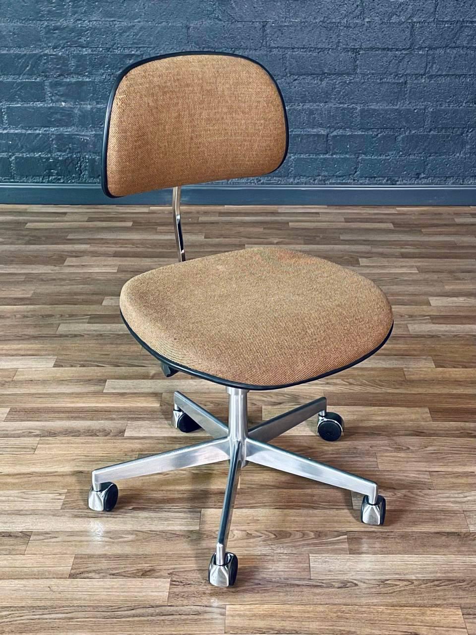 Danish Modern Office Swivel Chair Jorgen Rasmussen for Labofa Moderno de mediados de siglo en venta