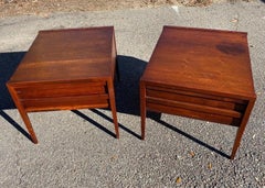 A pair of lane 1st Edition walnut end tables/nightstands
