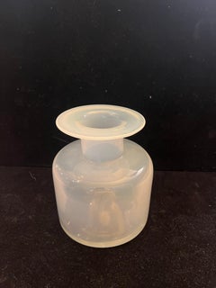 Gulvase moderno danese in vetro soffiato a bordo largo opalescente di Holmegaard