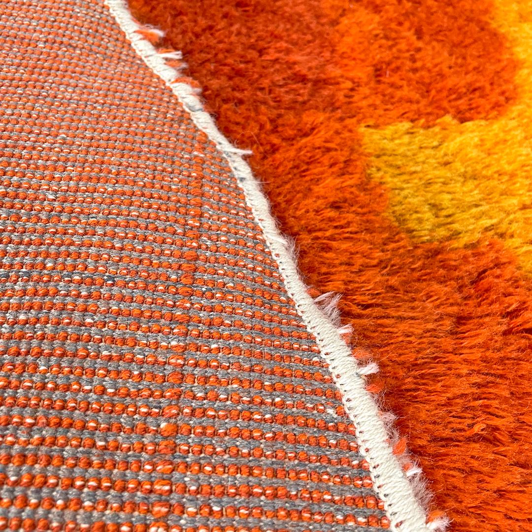 Tappeto moderno danese rotondo arancione e rosso Rya di Højer Eksport Wilton, anni '70 in vendita 2