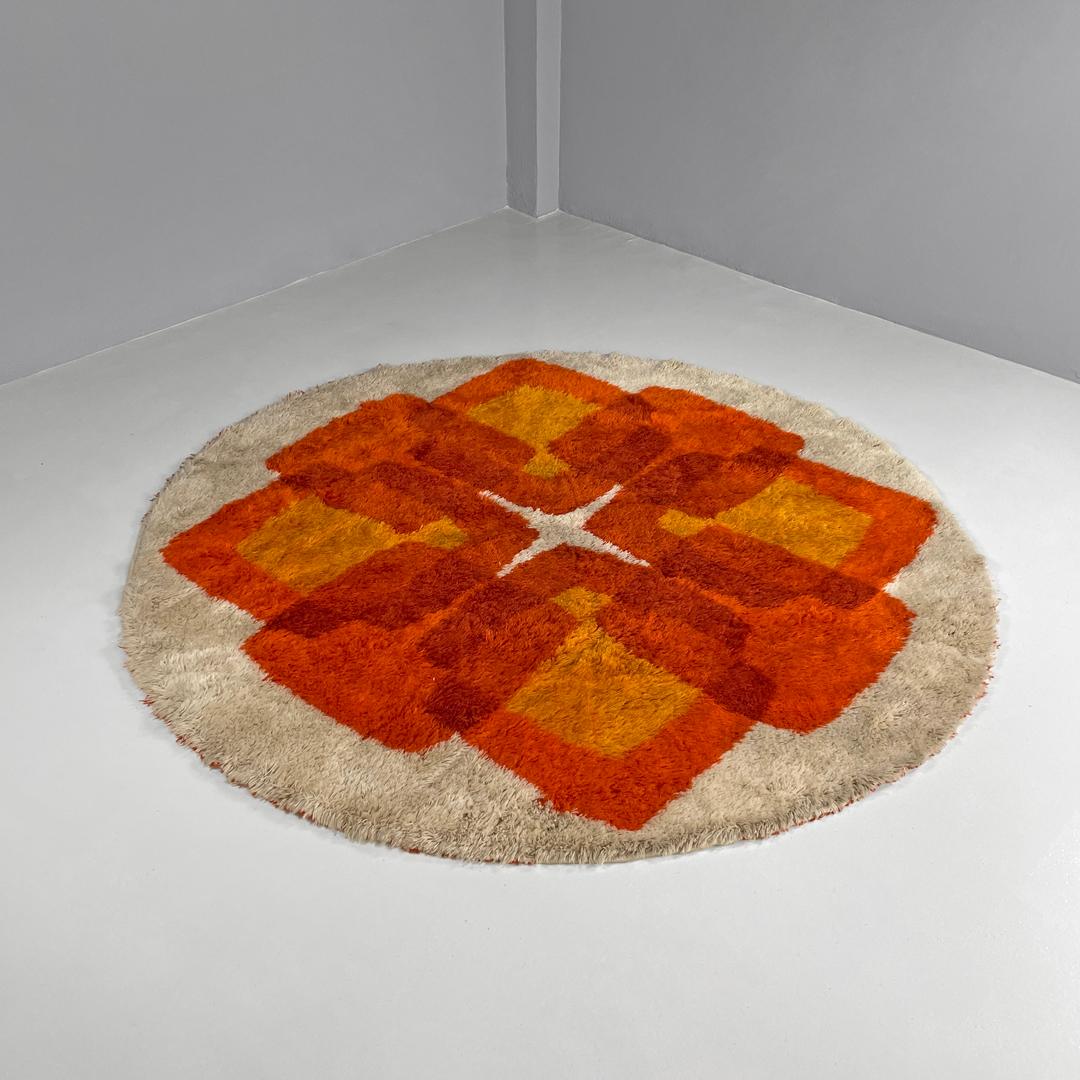 Danish modern orange and red round carpet Rya by Højer Eksport Wilton, 1970s
Round long-haired carpet mod. Rya. The background is a light gray color tending towards yellow tones, while the geometric decorations are yellow, orange and red at the