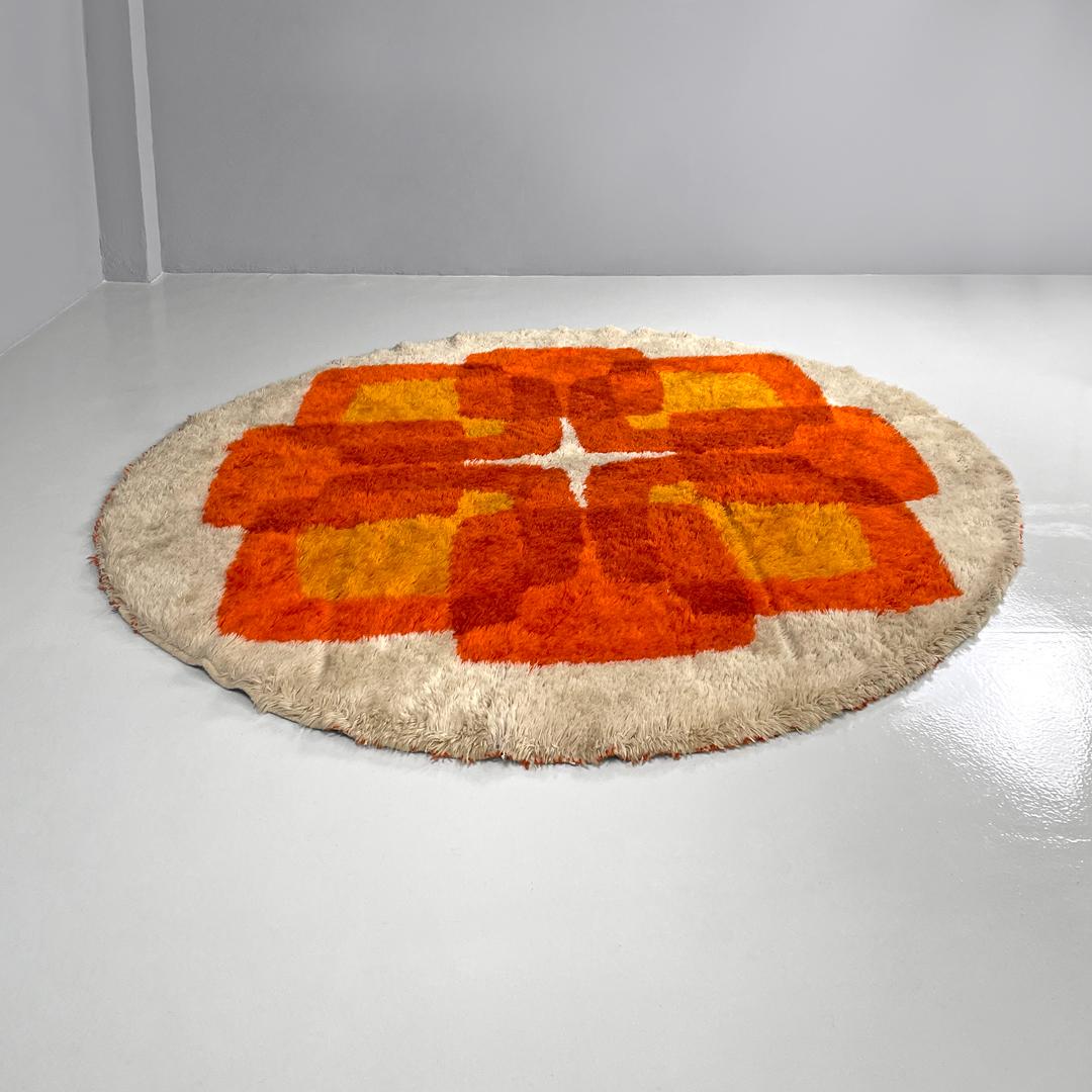 Italian Danish modern orange and red round carpet Rya by Højer Eksport Wilton, 1970s For Sale