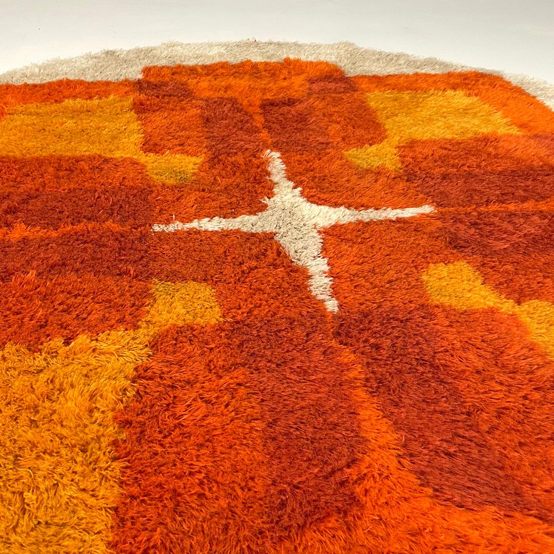 Dänischer moderner oranger und roter runder Teppich Rya von Højer Eksport Wilton, 1970er (Ende des 20. Jahrhunderts) im Angebot