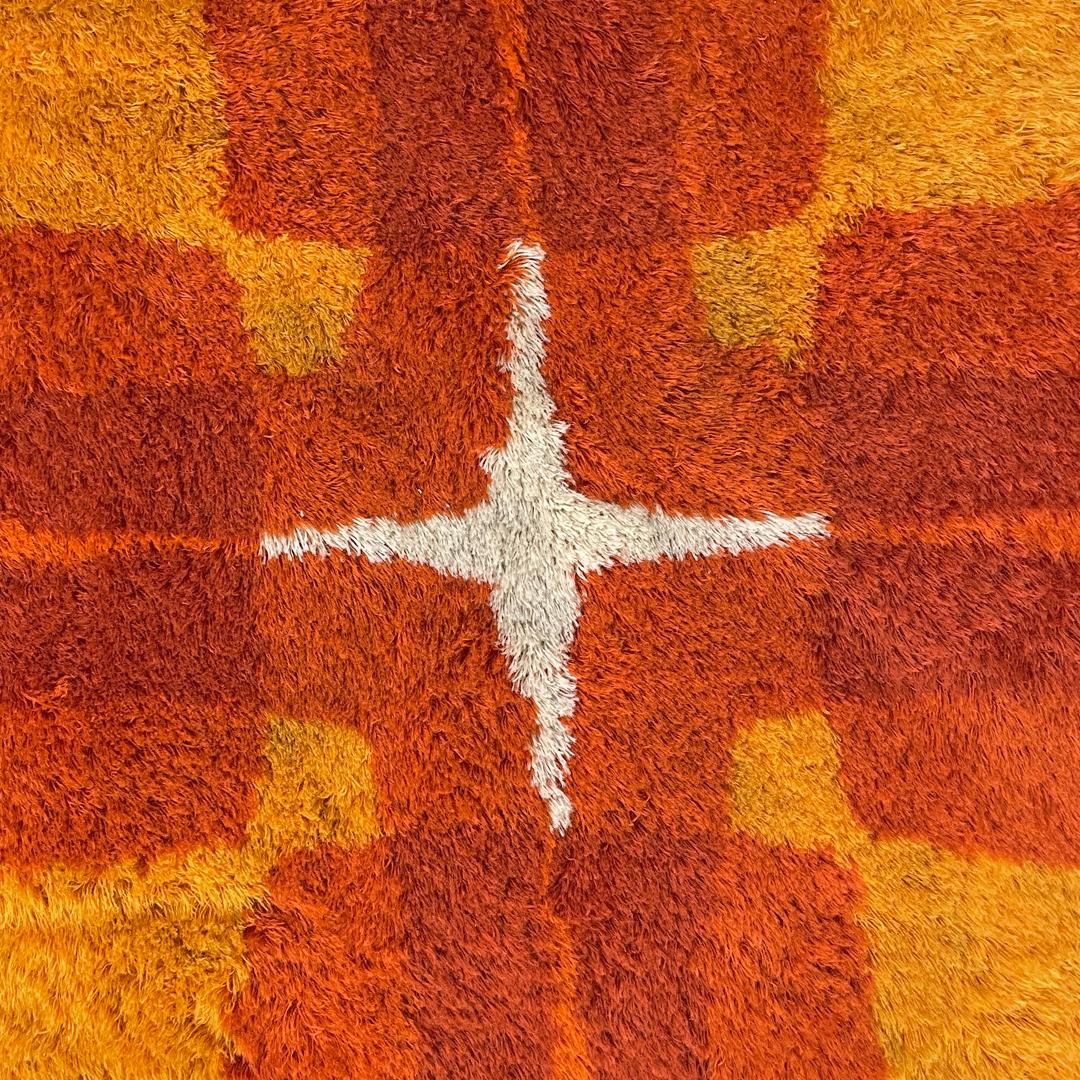 Wool Danish modern orange and red round carpet Rya by Højer Eksport Wilton, 1970s For Sale