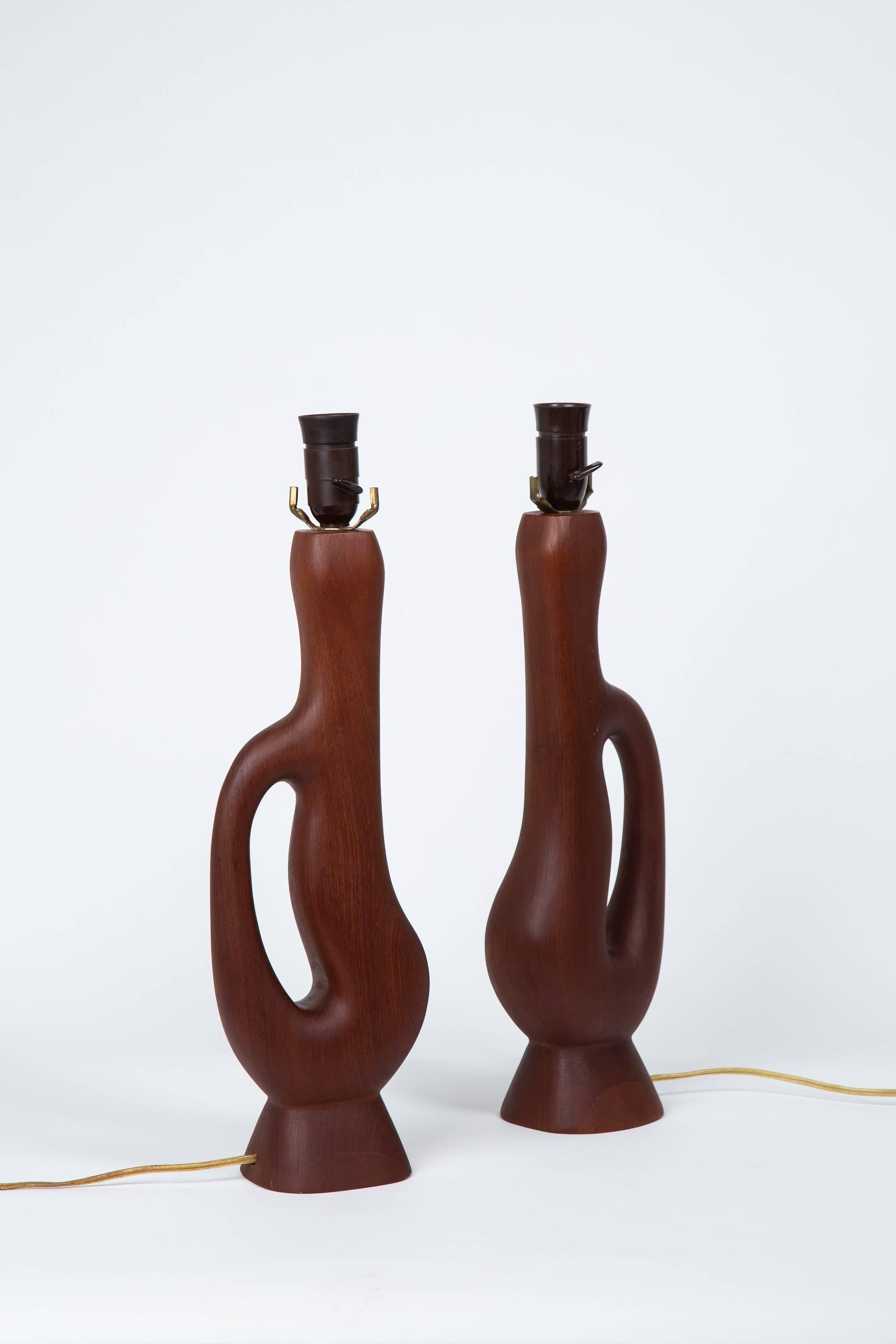 Ein Paar handgefertigte Teakholzlampen in organischer Form mit original gewebten Lampenschirmen. Steckdosen und Lichtschalter aus Bakelit. Gesamthöhe 34,5 