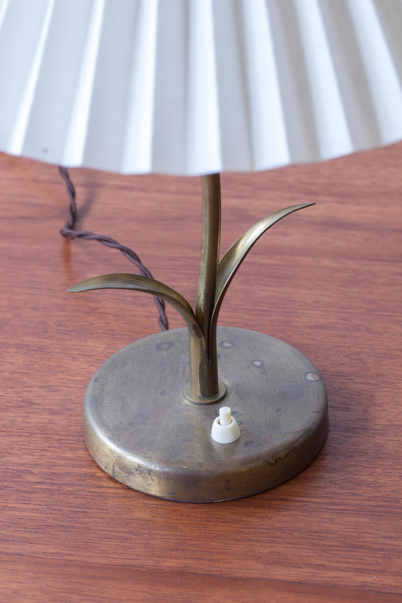 Scandinave moderne Lampe de table moderne danoise organique en laiton 