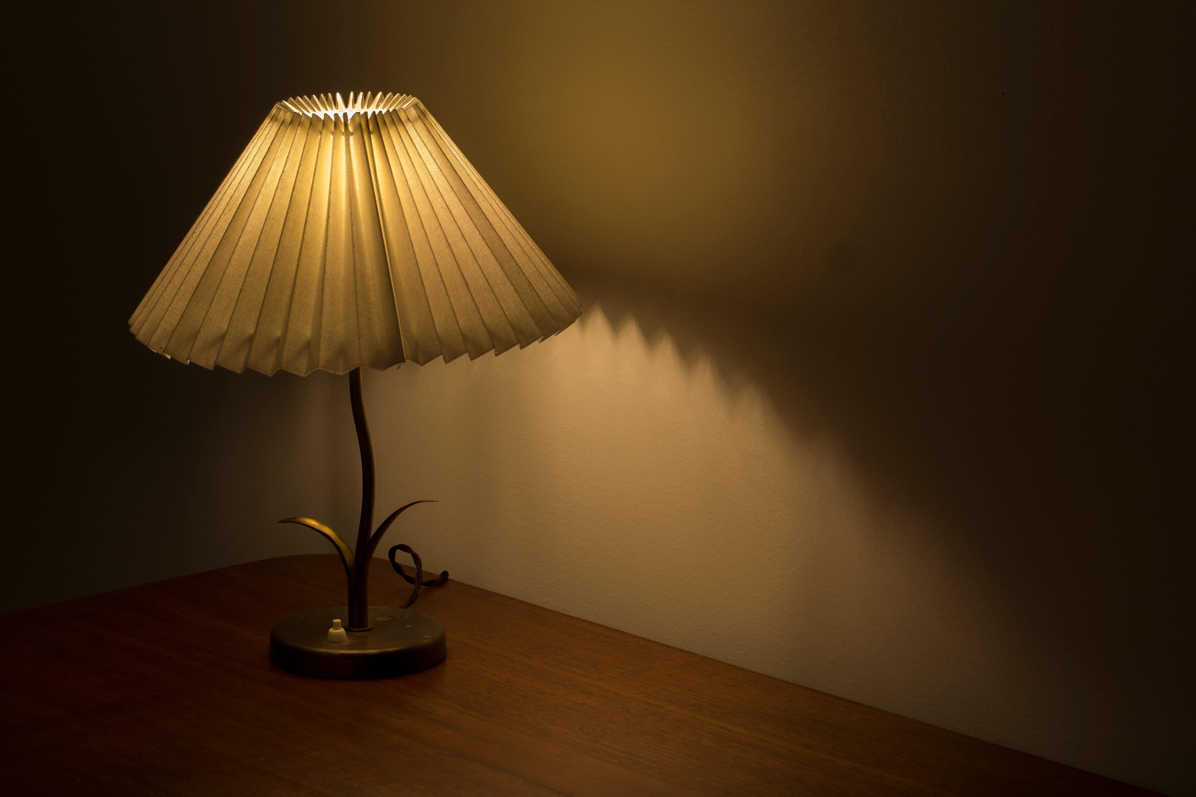 Lampe de table moderne danoise organique en laiton 