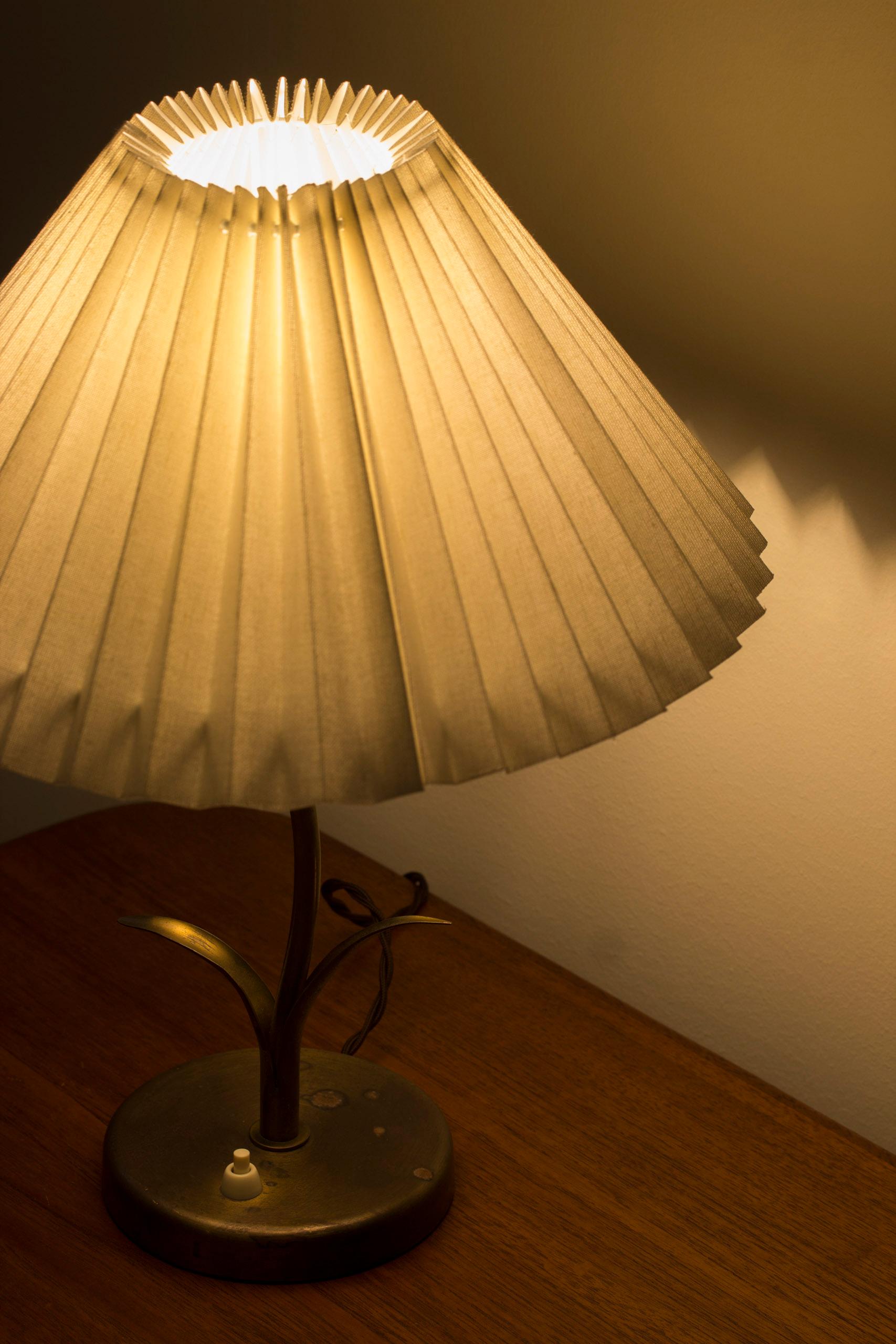 Laiton Lampe de table moderne danoise organique en laiton 