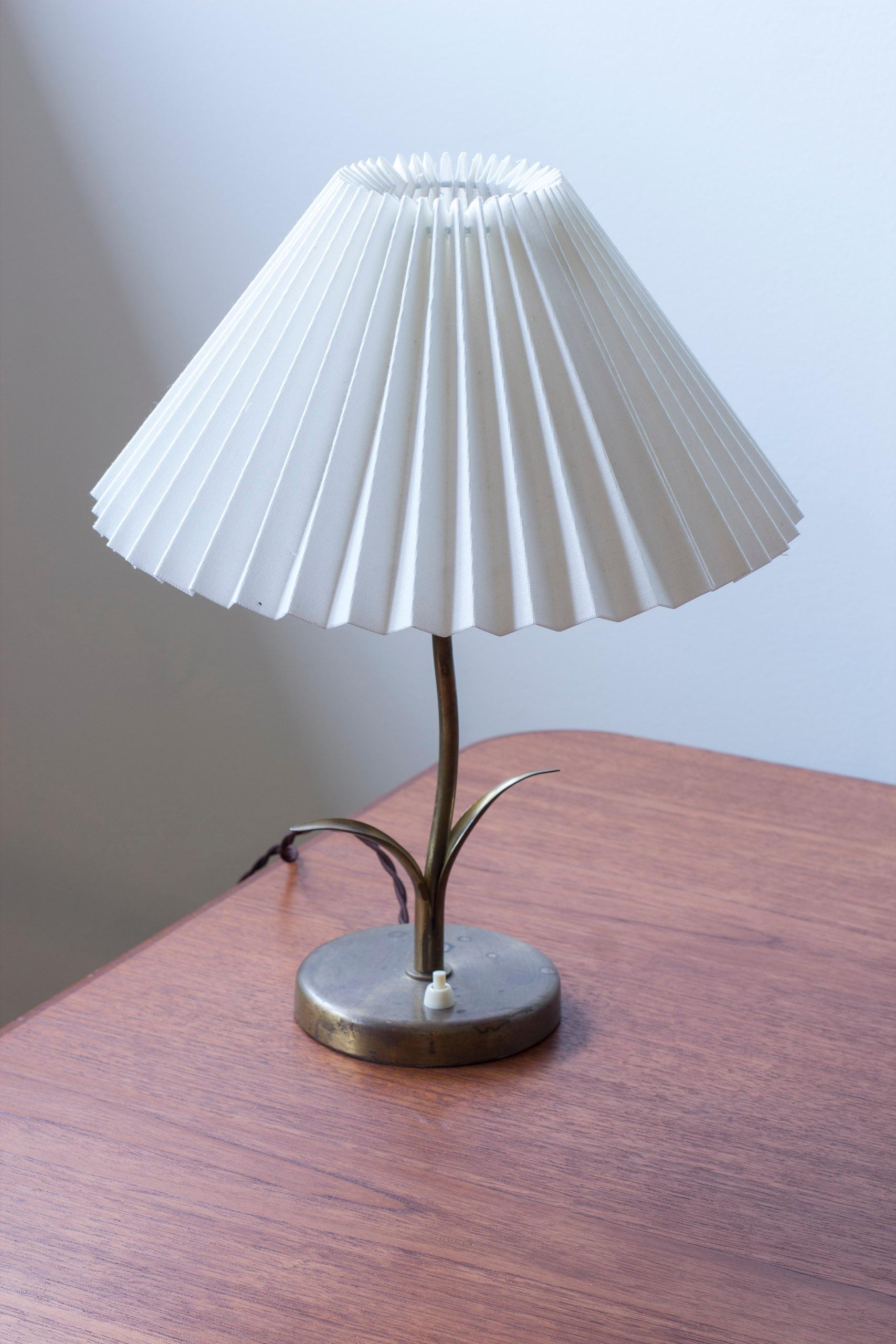 Lampe de table moderne danoise organique en laiton 