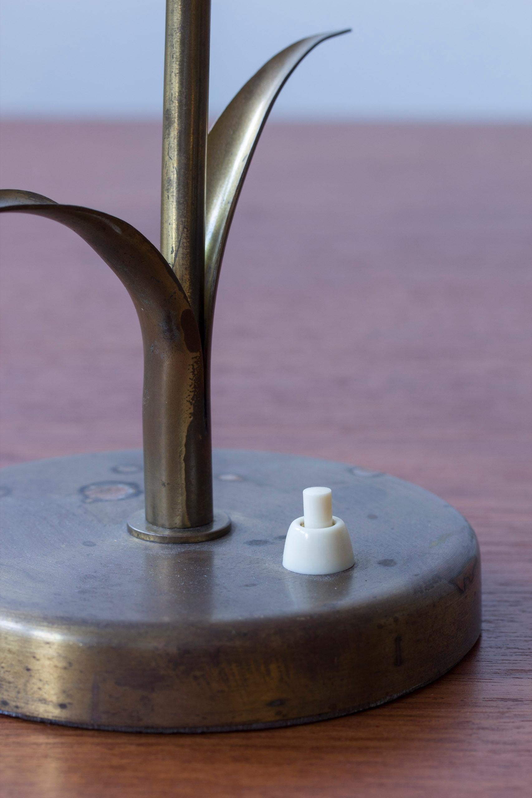 Lampe de table moderne danoise organique en laiton 