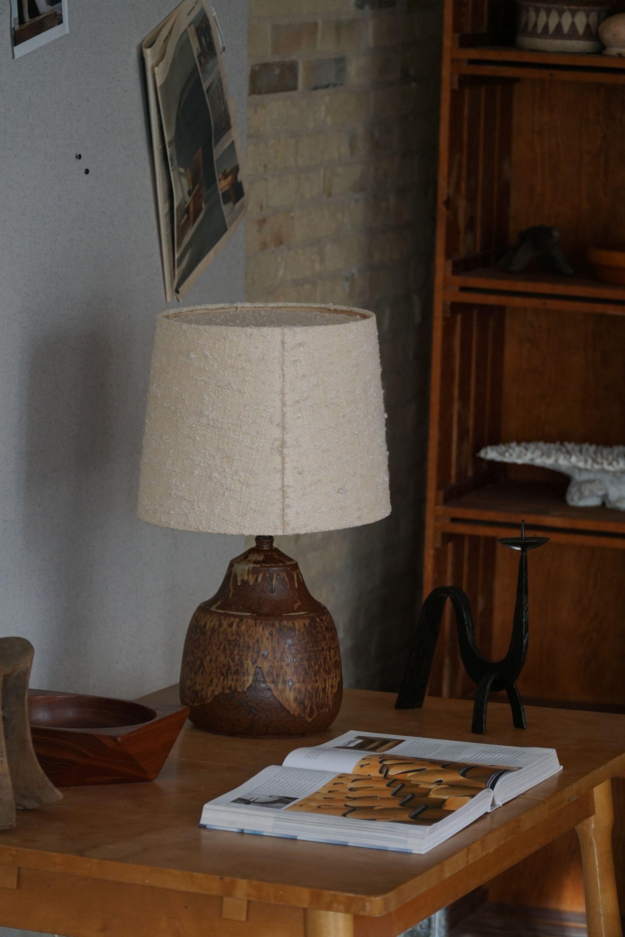 Danish Modern organic shaped stoneware table lamp. Made in various earthern / brown colors. Made in the 1970s by Visby Keramik, signed underneath. 

This item is in a great vintage condition. This beautiful and calm lighting complements many types