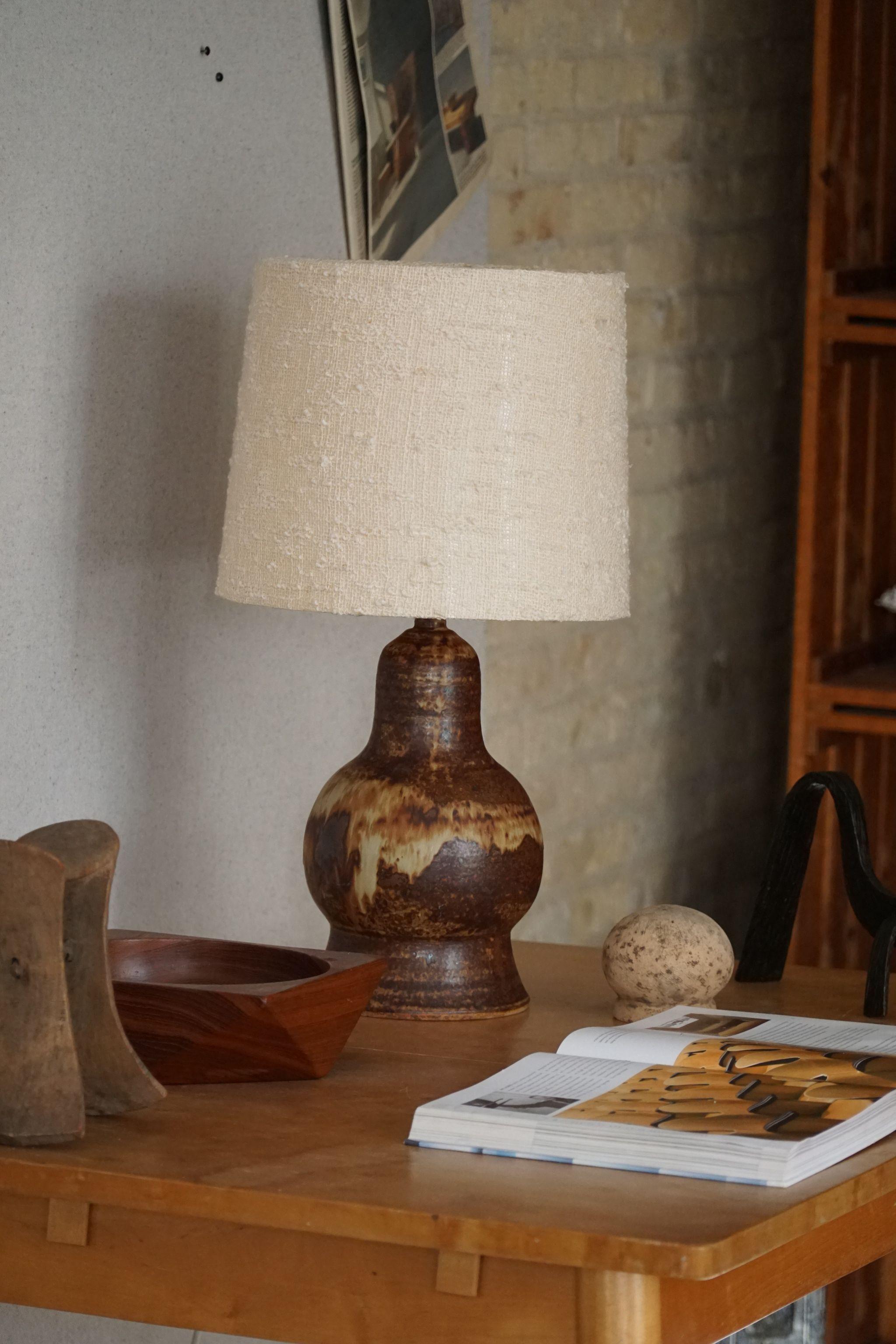 Danish Modern organic shaped stoneware table lamp. Made in various earthern / brown colors. Made in the 1970s by Visby Keramik, signed underneath. 

This item is in a great vintage condition. This beautiful and calm lighting complements many types