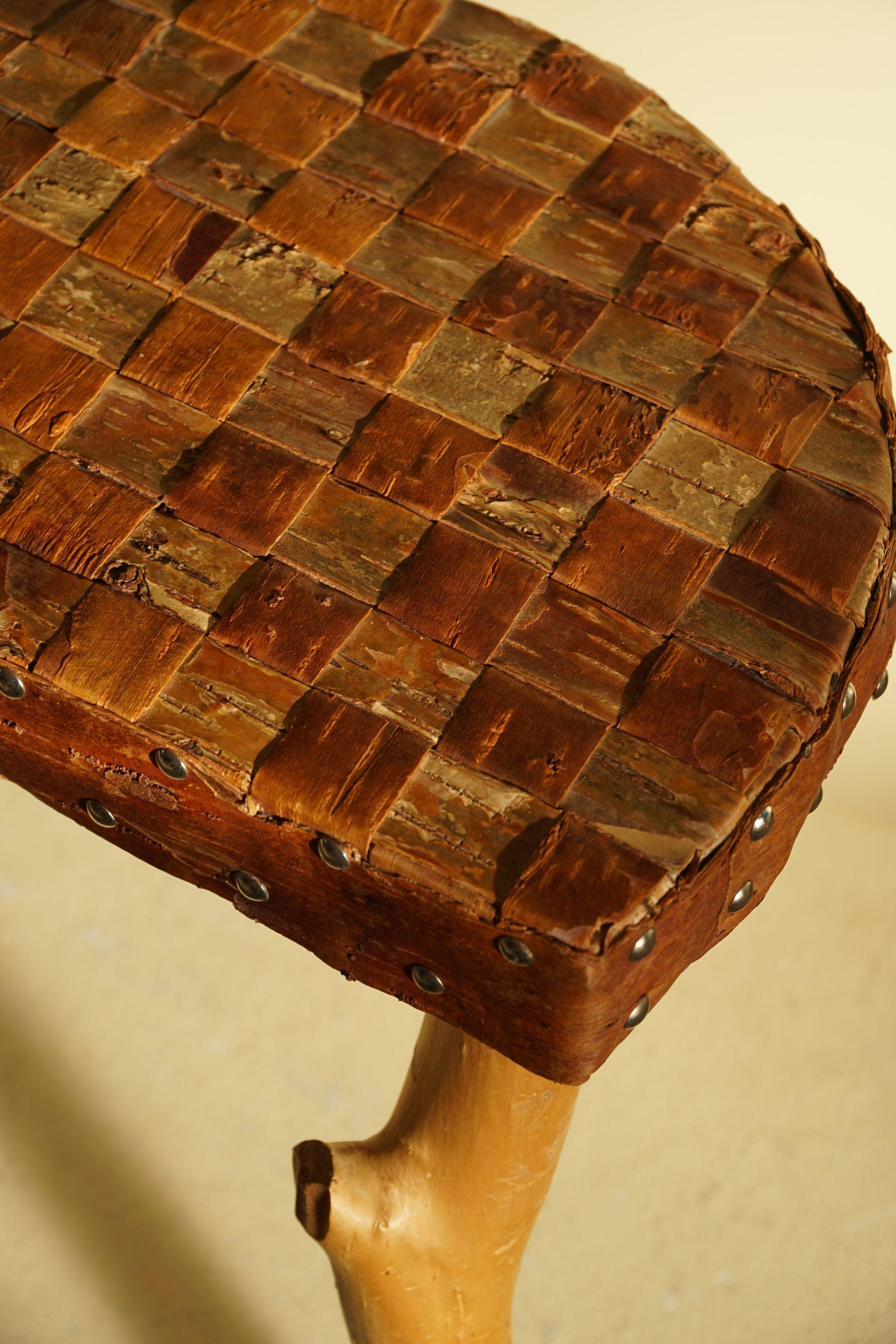Tabouret tripode scandinave décoratif en bois avec siège en écorce. 

Ce tabouret wabi sabi s'adapte à de nombreux types de décors. Un style d'intérieur moderne, scandinave ou Art déco.

Un bel objet vintage avec une belle patine.

