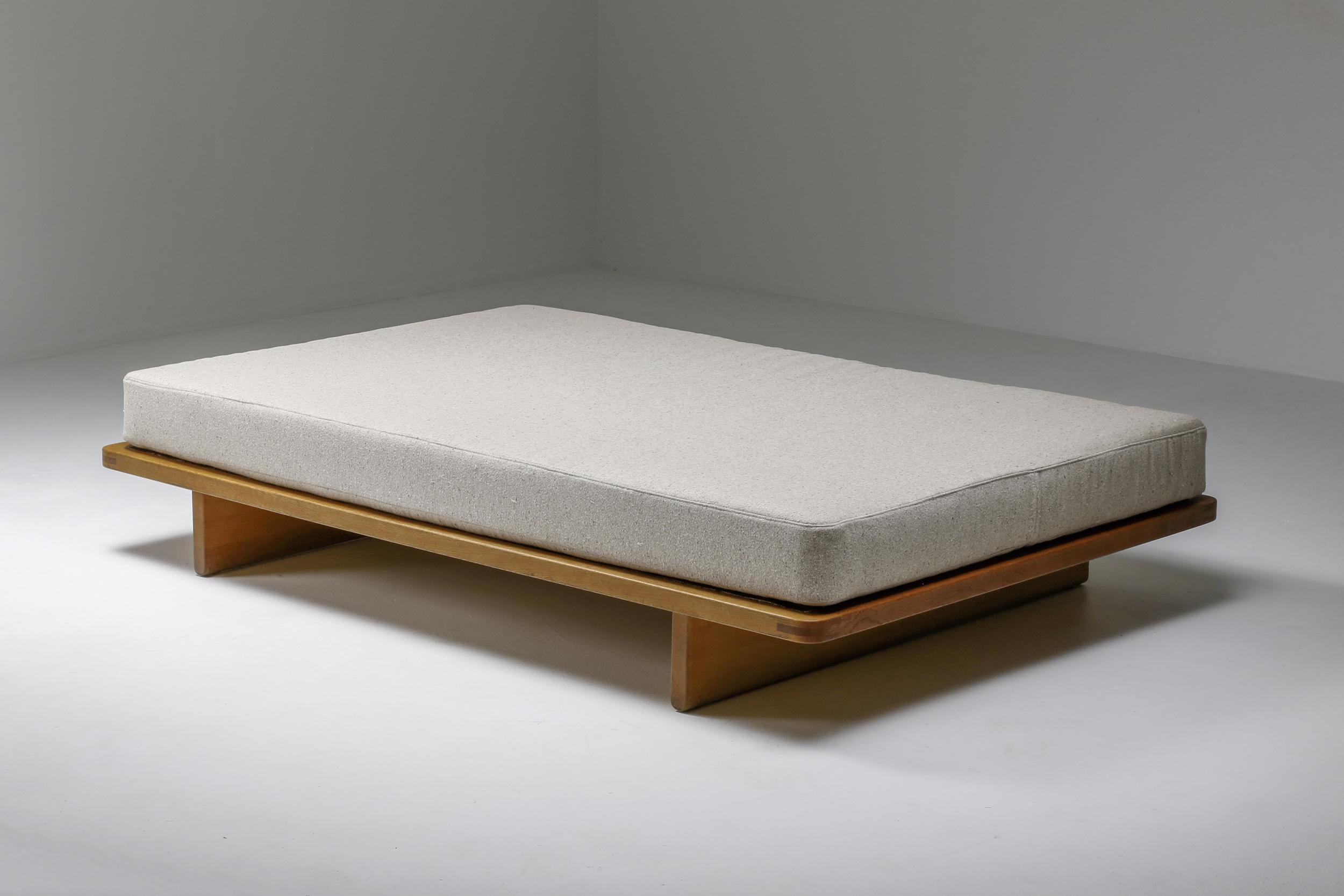 Børge Mogensen, daybed 192, 1958 for Fredericia Stolefabrik in Oak

This version is the rare large version, we've made a new mattress and upholstery.
Fits well in a Japan, zen, wabi sabi and and rustic minimalist inspired interior

Designer