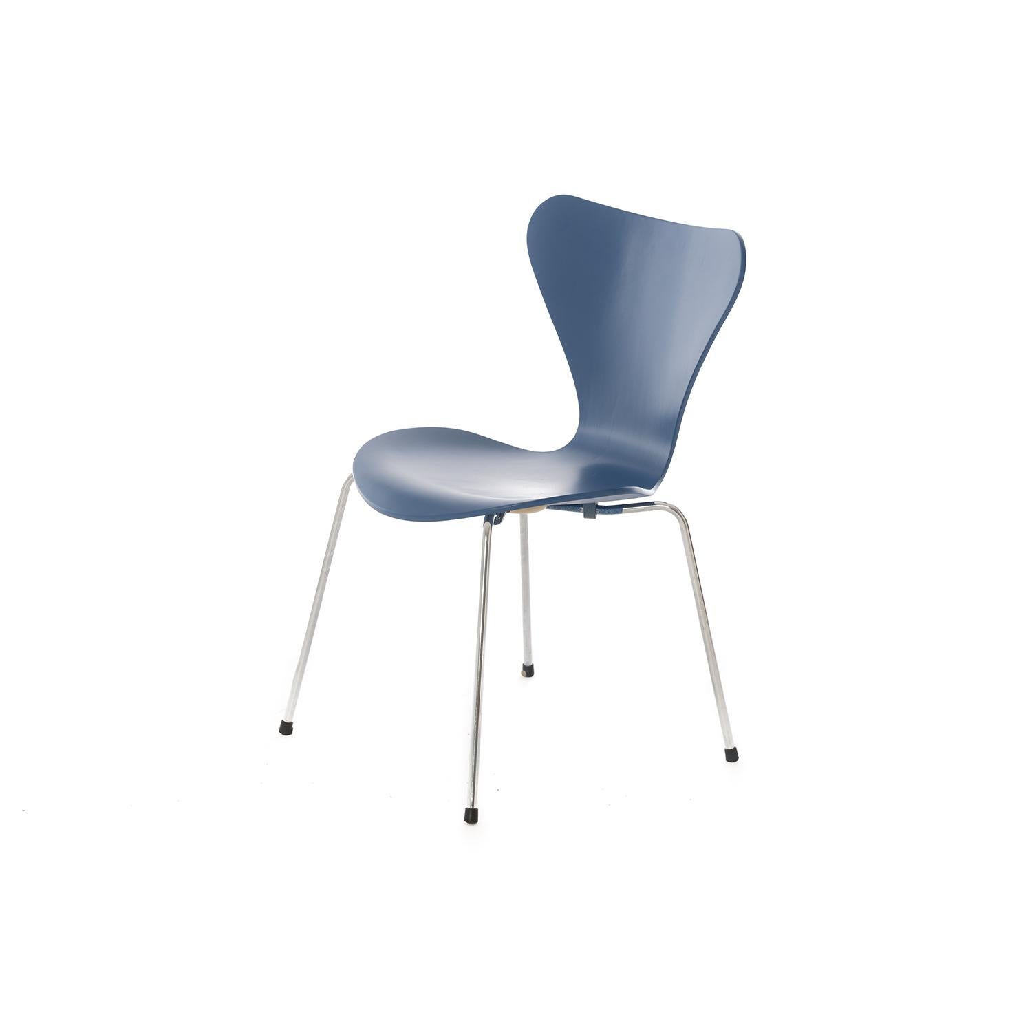 This set of 4 original Series 7 chairs by Arne Jacobsen for Fritz Hansen, with a custom finish in a very agreeable shade of blue. The Series 7 chair was the first chair designed for international distribution and the bestselling chair of all
