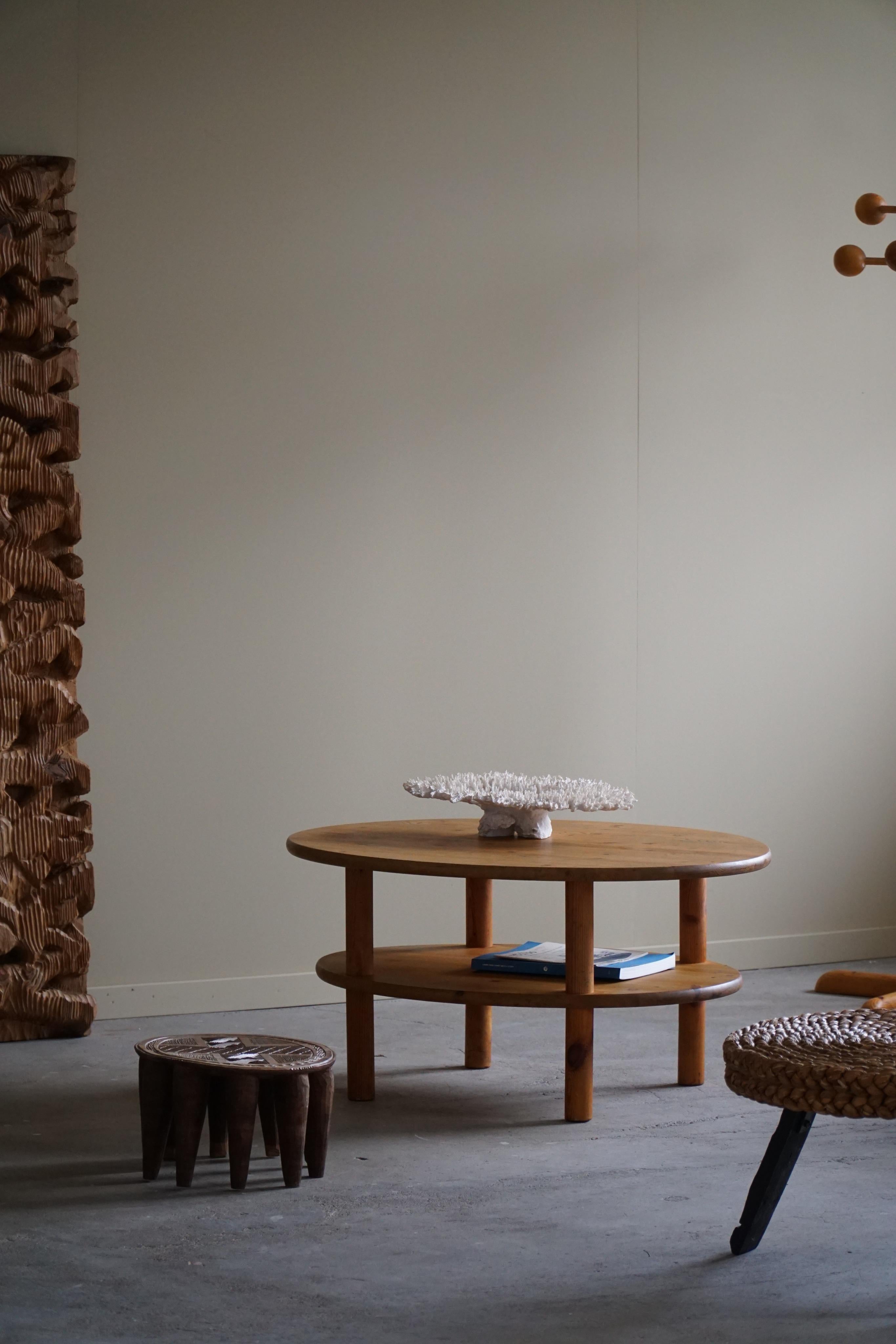 Table de canapé moderne danoise de forme ovale en pin massif. Fabriqué par un ébéniste danois dans les années 1970. Réalisé dans le style de Rainer Daumiller. Cette pièce du milieu du siècle présente une belle patine et un état vintage original.